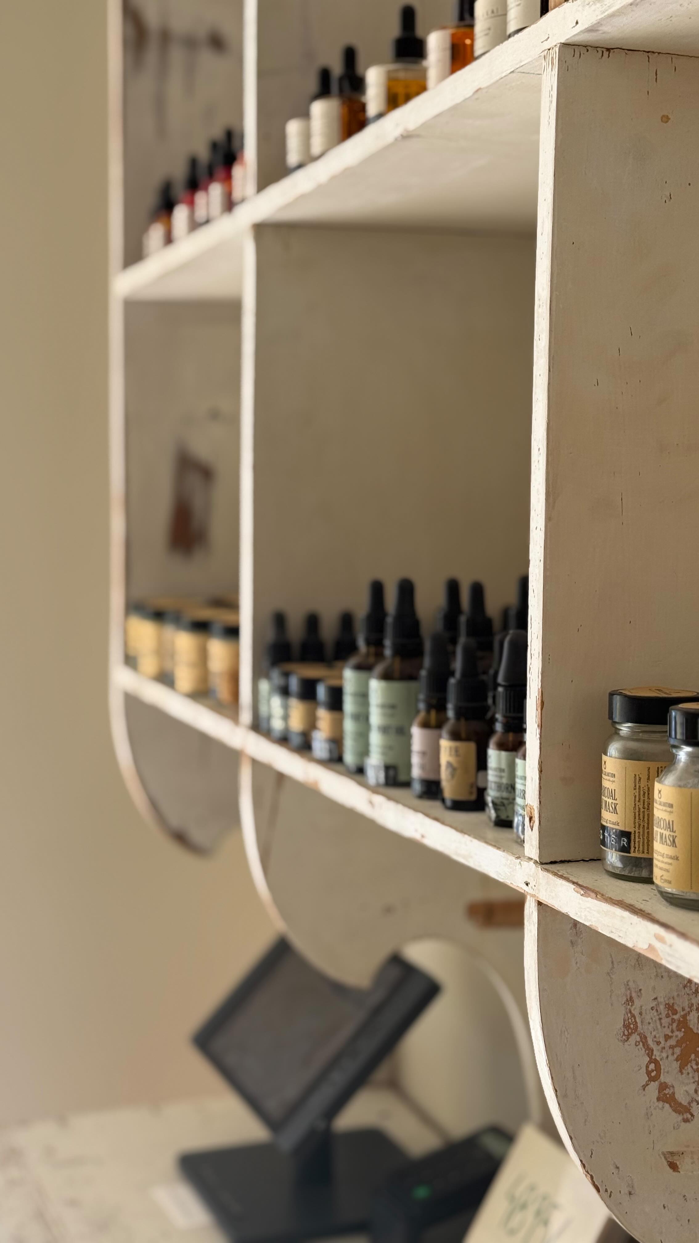 🌿 HERBAL SALVATION ER ENDELIG PÅ LAGER IGEN!
.. Cleansing Grains, St Johns Wort Oil, Bright Eyes, Vejbred Salve og alle dine andre favoritter!
De kan købes i butikken på Valby Langgade 30a i butikkens åbningstider, og 24/7 på vores webshop på www.lajolie.dk!
Har du spørgsmål? Så skriver du bare til os. 😍
Vi elsker at hjælpe!
#lajoliedk #heledig