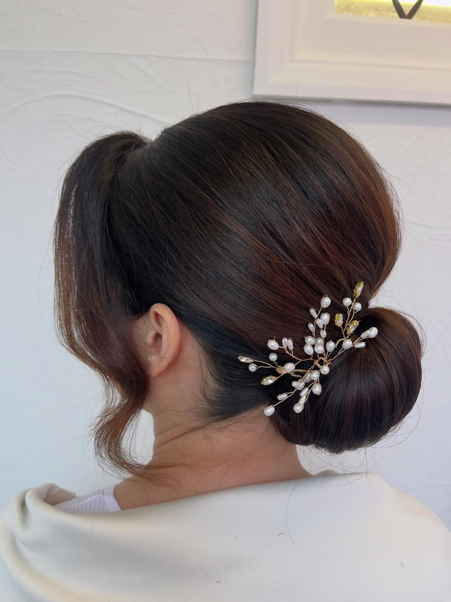 Never underestimate the simple chic smooth bun 🤍 Timeless
#bridalhairstylist #weddinghairinspo #leicesterweddinghair #weddinghairleicestershire #northamptonweddinghair