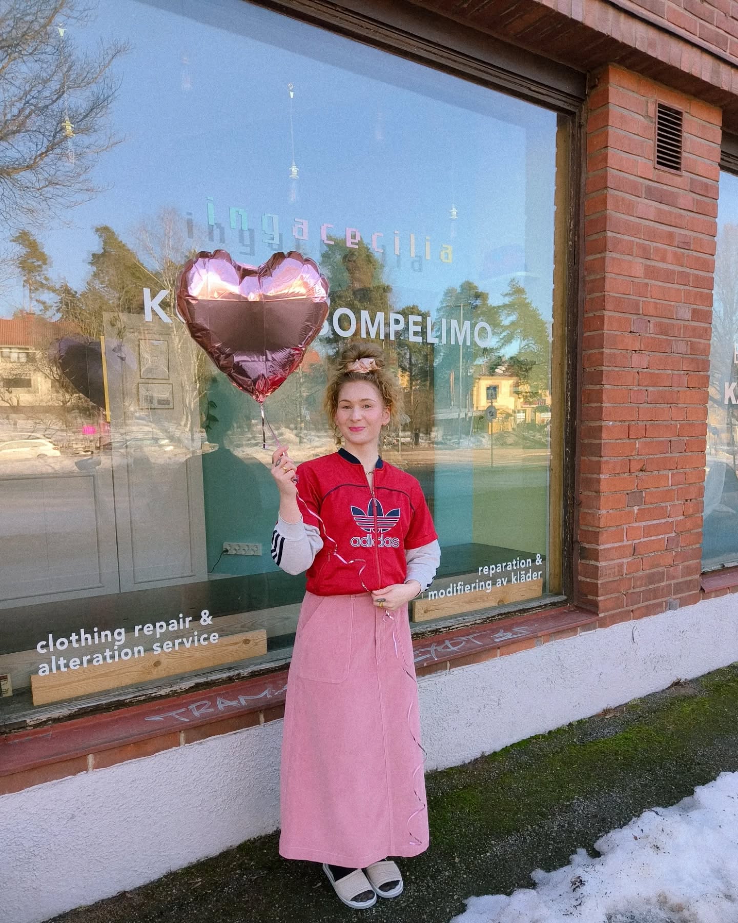 OMPELIMO 2-VEE!! 💘🥳✨🎉 Synttäreiden kunniaksi päätin hemmotella itseäni muutamilla investoinneilla...
Ompelimoon on kotiutunut uusi teollisuuskone. 🔥 Tämä monsteri tekee esim. trikoovaatteiden helmakäänteitä (kyllä, tähänkin tarvitsee ihan oman koneensa 😂).
Lisäksi tänne on rakentunut söpöin vetskavarasto. 💅 Ennen hankin kaikki ketjut tarpeen mukaan, mutta jatkossa kysytyimpiä ketjuja (eli mustia) löytyy heti varastosta, joka huomattavasti nopeuttaa ketjukorjauksien valmistusaikoja. 😎
Paljon onnea mun lempipaikalle, jota ei olisi ilman TEITÄ, maailman mukavimpia asiakkaita!! 🥰💘☀️🙏🪡
#pienyrittäjä #kotimainenkäsityö #suomalaistakäsityötä #korjausompelu #taide