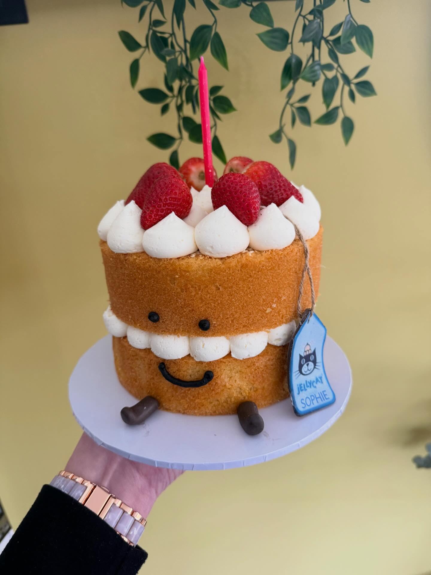 So many messages today about this little cutie that was on my stories last night…. He will be added to website shop later this evening, only 24hrs notice needed ❤️
#jellycatcake #jellycatinspiredcake #swindoncakes #birthdaycake #celebrationcake