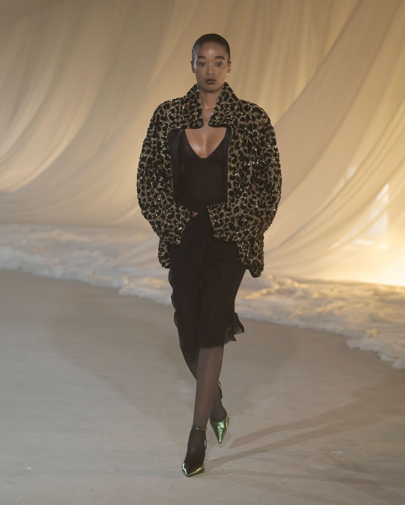 Um novo capítulo começa na Balmain.
Na estreia de Antonin Tron, o inverno 2026 traduz o glamour da Maison em uma linguagem mais minimalista, fluida e profundamente contemporânea. Silhuetas arquitetônicas, sensualidade contida e referências históricas reaparecem com leveza, precisão e inteligência criativa.
É sobre força, movimento e elegância sem excesso.
A matéria completa está no link da bio.
#Balmain #AntoninTron #ModaInternacional #Inverno2026 #LuxoContemporaneo GlamourMinimalista FashionEditorial