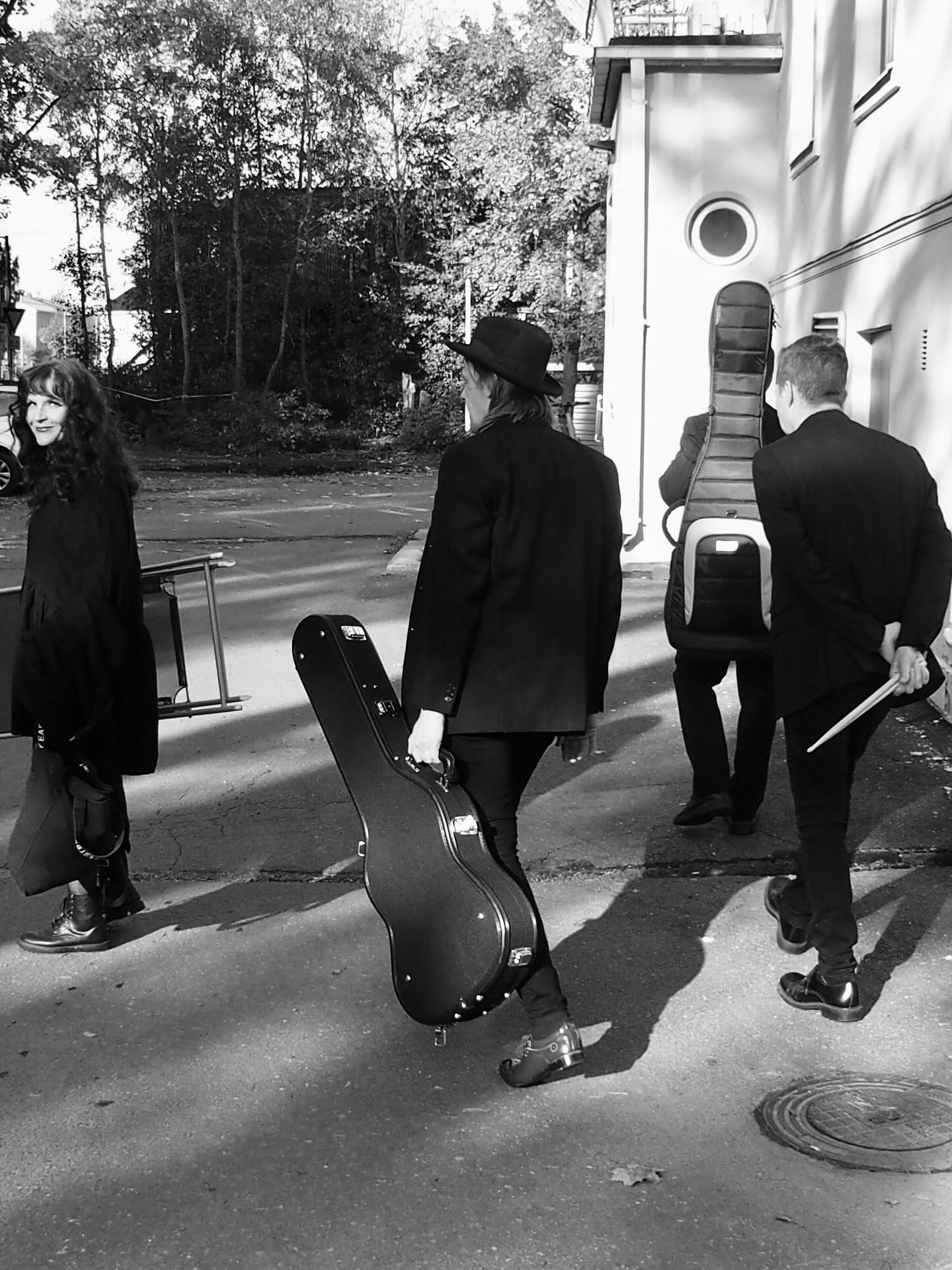 Huomenna blues-kengät kulkee @popparijkl - keikka alkaa klo 22:00 🔥
Lavalla @ladyfieryvoodudes eli minä, @heikkihoohalonen @terotuovinen ja @happileppanen
#rootsmusic #blues #resonatorguitar #singersongwriter #bluessinger