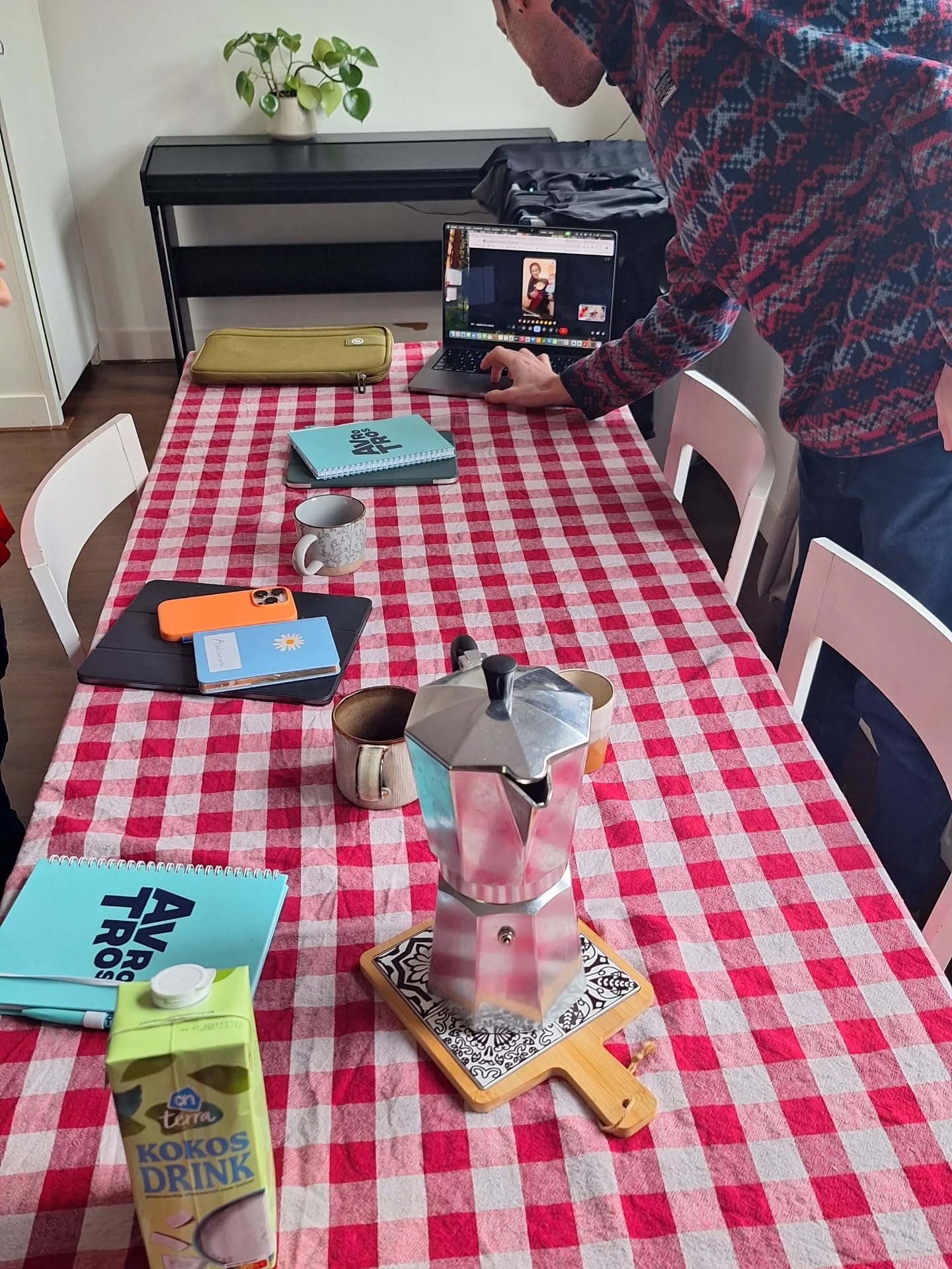 There is a process for everything that happens on stage or in the recording studio. Sharing ideas and decision making (preferably with a coffee) is also part of our routine.
We, of course, like to keep it gezellig
❤️🌻🎻