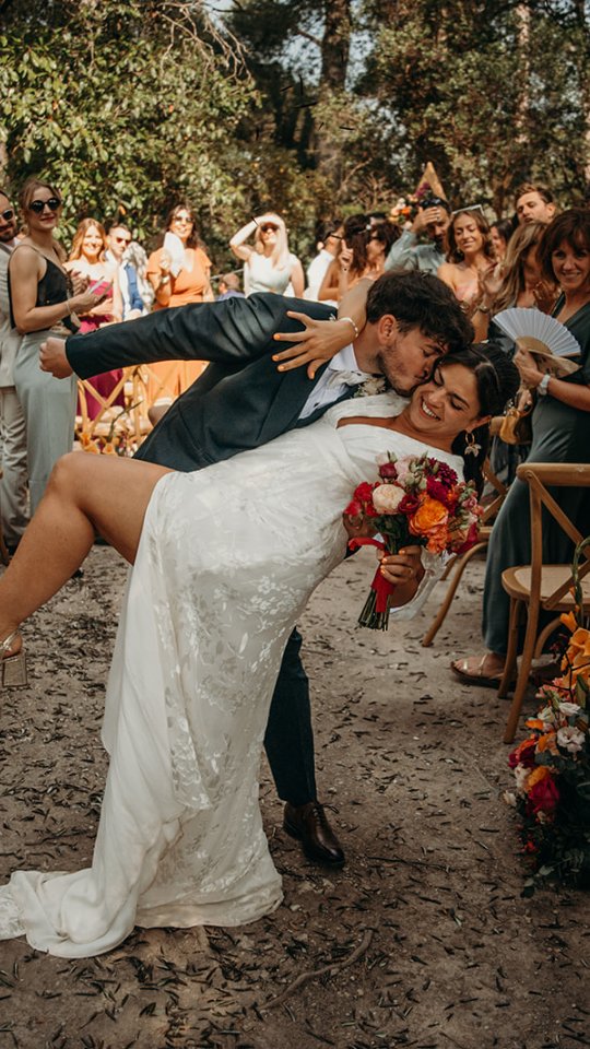 Ce que vous voyez :
une sortie de cérémonie.
Ce que je vois :
des mains qui se serrent un peu plus fort,
une maman qui pleure derrière,
des amis qui crient trop fort,
une robe qui vole,
un regard qui dit “ça y est, on l’a fait”.
Je ne photographie pas juste un moment.
Je photographie tout ce qu’il raconte 🥹
@domainedelagrangette
@camille_receptions
@juliensevent
@juliettebrindherbe
@cmtendance
#PhotographeMariage #weddingsouthfrance