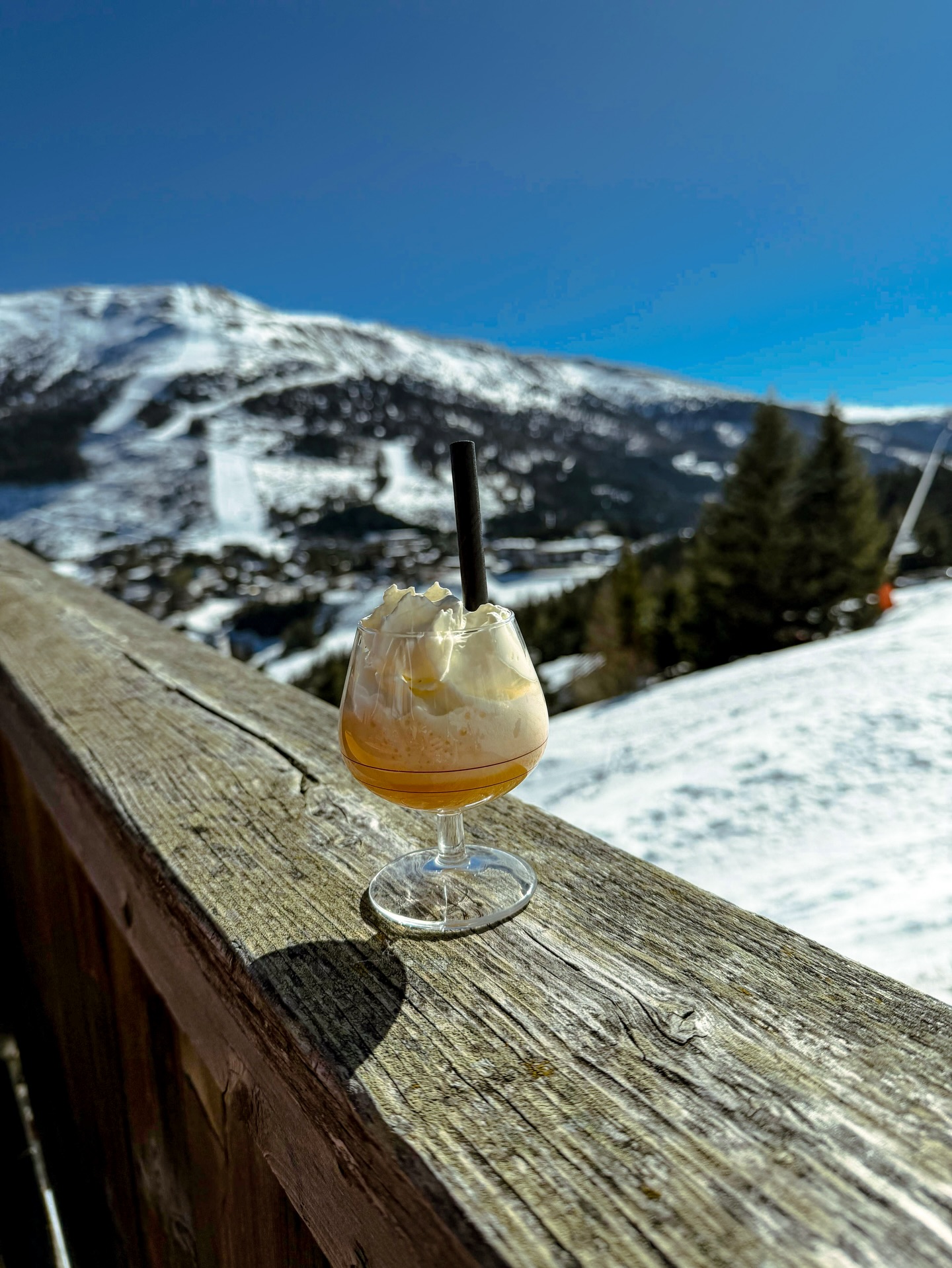 Heute lassen wir uns die Sonne auf der Terrasse ins Gesicht scheinen mit einem guten Getränk und perfekten Ausblick auf die Piste. 😍☀️