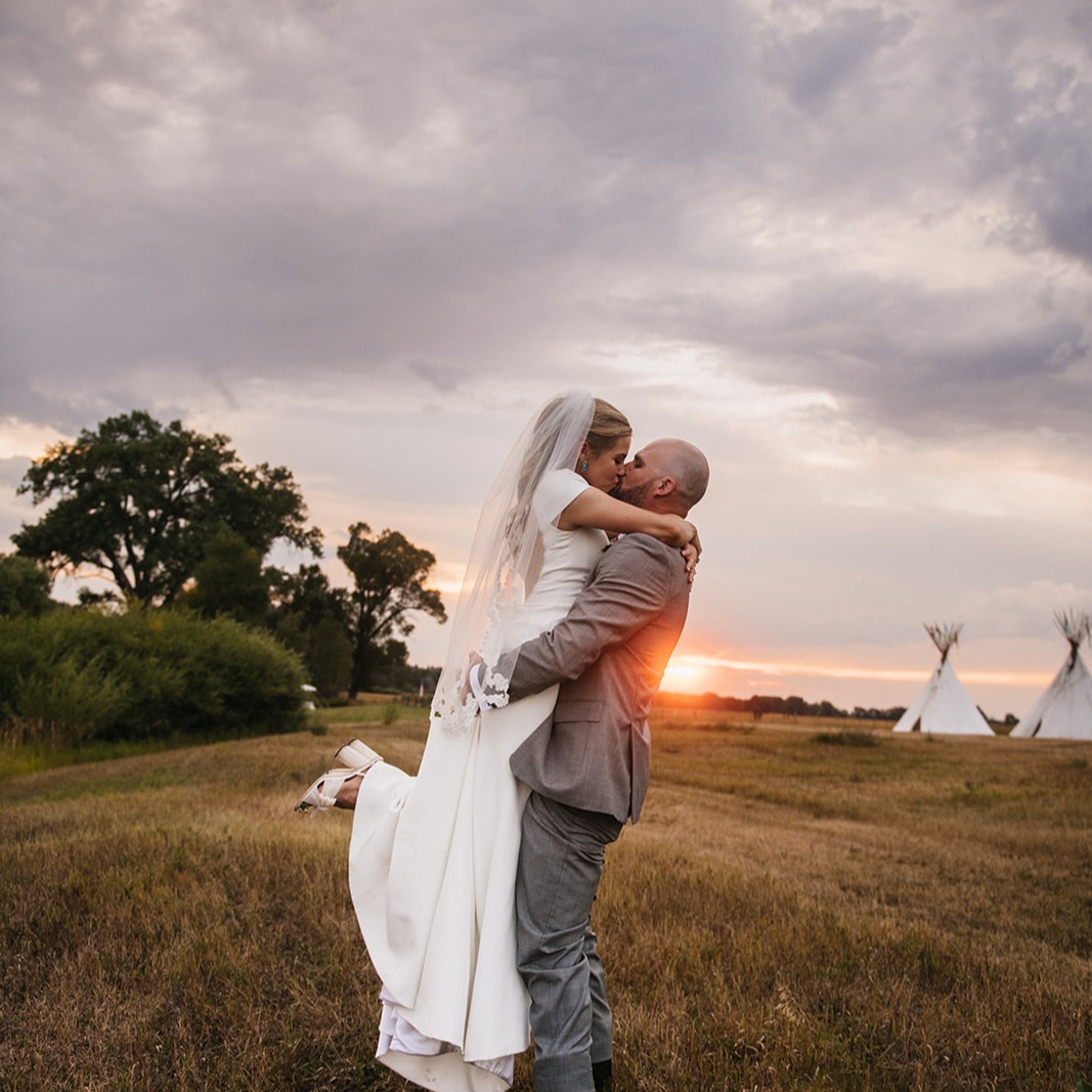 Montana might be one of the most beautiful places in the world to say “I do.” ❤️
From sweeping ranch landscapes to luxury mountain resorts, there are so many incredible venues for couples dreaming of an elegant Montana wedding.
I shared some of my favorite venues on the blog — including a few that create truly unforgettable wedding weekends.
If Montana is on your list of dream wedding destinations, this is the perfect place to start.
✨ Read the full guide on the blog-link in bio.
📸: @fontandfigure, @sweetgrass.studio, @fontandfigure, @daniellelopezphoto