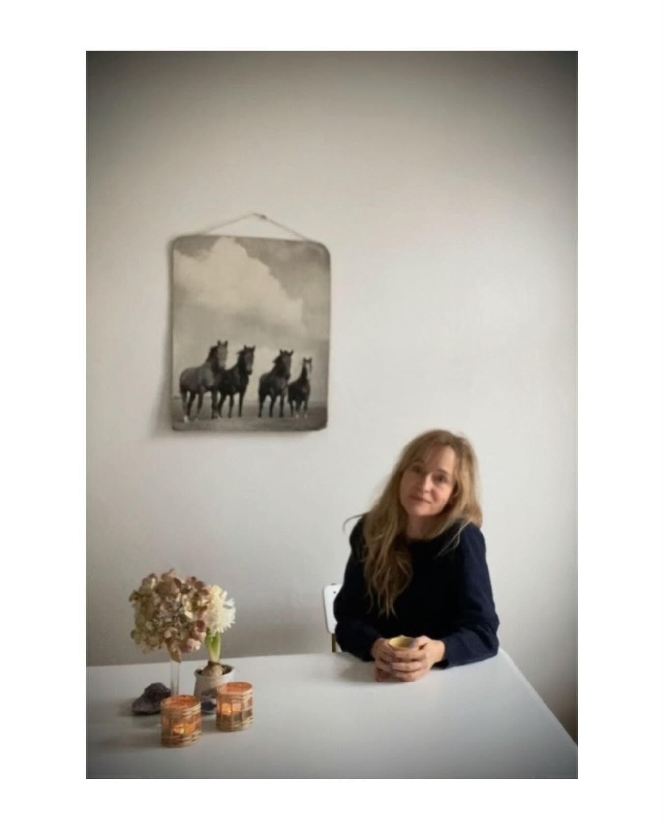 Modstand styrker karakteren…
Det er en sætning mange af os er vokset op med og for nogle blev den sagt kærligt. For andre blev den måske brugt lidt for hurtigt – når de voksne ikke helt havde overskud til at være i det svære sammen med os.
Og så kan noget, der egentlig er en sand livsbetragtning, komme til at føles hårdt og ensomt.
For sandheden er jo, at modstand ER en del af livet.
Den former os, udvikler os og giver erfaringer, vi senere kan trække på, når livet igen bider fra sig.
Men modstand er langt lettere at bære, når vi ikke står alene med den.
Ideelt set bliver vi fulgt kærligt på vej gennem barndommen, og hvis det ikke var tilfældet, må vi som voksne nogle gange selv lære at tage den rolle på os.
At møde livet – også når det er svært.
Så jeg er nysgerrig:
Hvor i dit liv undviger du måske noget, der faktisk kalder på din styrke?
Eller hvor holder du dig tilbage – selvom du mærker, at der er noget, der vil bevæge sig?
Hvis modstanden bor i dig, kunne det måske være fint at lære den at kende?
Sig bare til- og kom gerne forbi til en samtale…
Jeg holder til i Holbergsgade v. Nyhavn
Link i bio…
Kærligst,
Pernille🌱
______________________________________
#indreklarhed #kenddigselv #intuition #overgang #selvbevidsthed