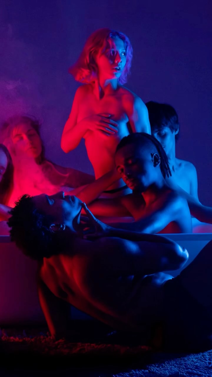 En esta escena queríamos contar una historia solo con luz y color.
Colocamos a varios modelos dentro de una bañera y construimos el esquema a partir de un doble split:
👉 rojo por un lado,
👉 azul por el otro.
Dos tubos RGB enfrentados, dos colores opuestos dialogando entre sí.
El rojo aporta tensión, cuerpo, emoción.
El azul enfría, equilibra, genera distancia.
La mezcla crea un choque visual brutal, casi cinematográfico 🎬
Para rematar, metimos máquina de humo dentro y debajo de la bañera, simulando vapor de agua. Ese humo no es solo atmósfera:
💭 suaviza la luz,
💭 hace visibles los haces,
💭 y convierte la escena en algo más físico, más envolvente.
Aquí la clave no es solo la técnica, sino cómo el color y el ambiente transforman una escena cotidiana en algo completamente distinto.
La luz no ilumina: narra.
Gracias a los geniales modelos @yeonajen.official @roosebm_model @habib_thefit @marianne.brz @dssiale @https_lucass33 @miryalvesb @armamygaudy y gracias a @coversmodels y @martinclemensstudio
#tipsdefotografia #clasesdefotografia #fotoscreativas #tutorialfotografia #fotografia