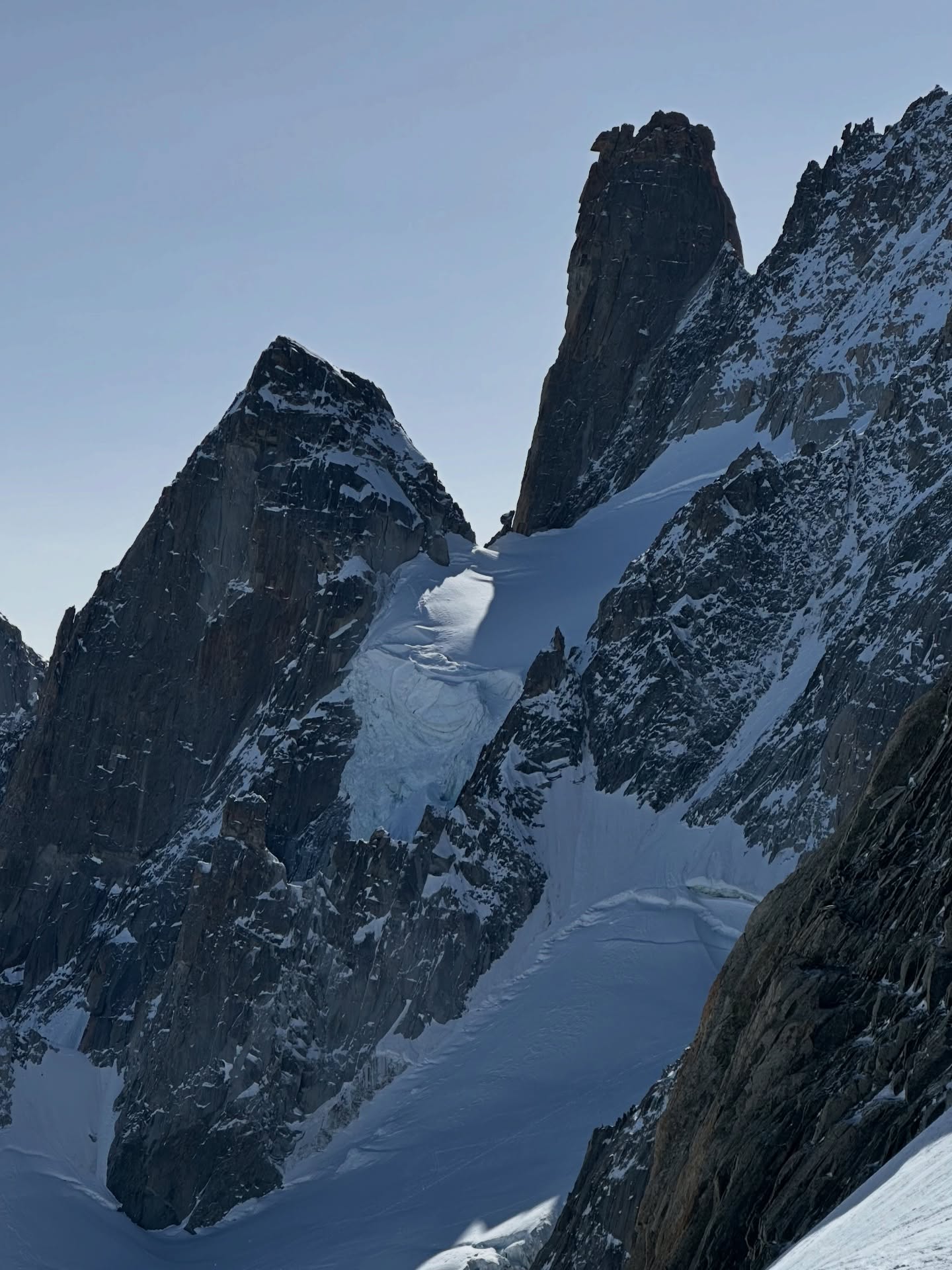 Vallée Blanche from Aiguille du midi is always nice especially when you can make it all the way down… 3842 -1035
@henaff_off @fjordalp @chamonixmontblanc
@sauretc ⛷️
#chamonix #valleeblanche #aiguilledumidi #snowboarding