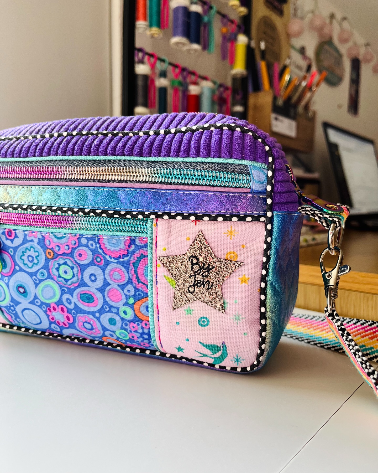 Moonbag ✨
Nan mais cette association de matières et de couleurs je suis fan, pas vous ? 😍
Oui oui je suis toujours dans ma fixette du moment … le Violet 💜😅 C’est marrant comment nos envies et notre sens créatif évoluent avec le temps ☺️
Qui sait peut être que dans 20 ans, ça sera le ROUGE pour moi ?!? 🤣
Et vous ? Vos préférences de couleurs évoluent aussi avec le temps ?
Des bisous 😘
Patron du sac banane 2 en 1, Moonbag, issu de mon livre Passion Sacs de mère en fille aux éditions @creapassions
Velours côtelé violet de chez @joellecoud
Similicuir irisé de chez @luniversdemeline
Cotons de chez moi 😁
#byjencreations