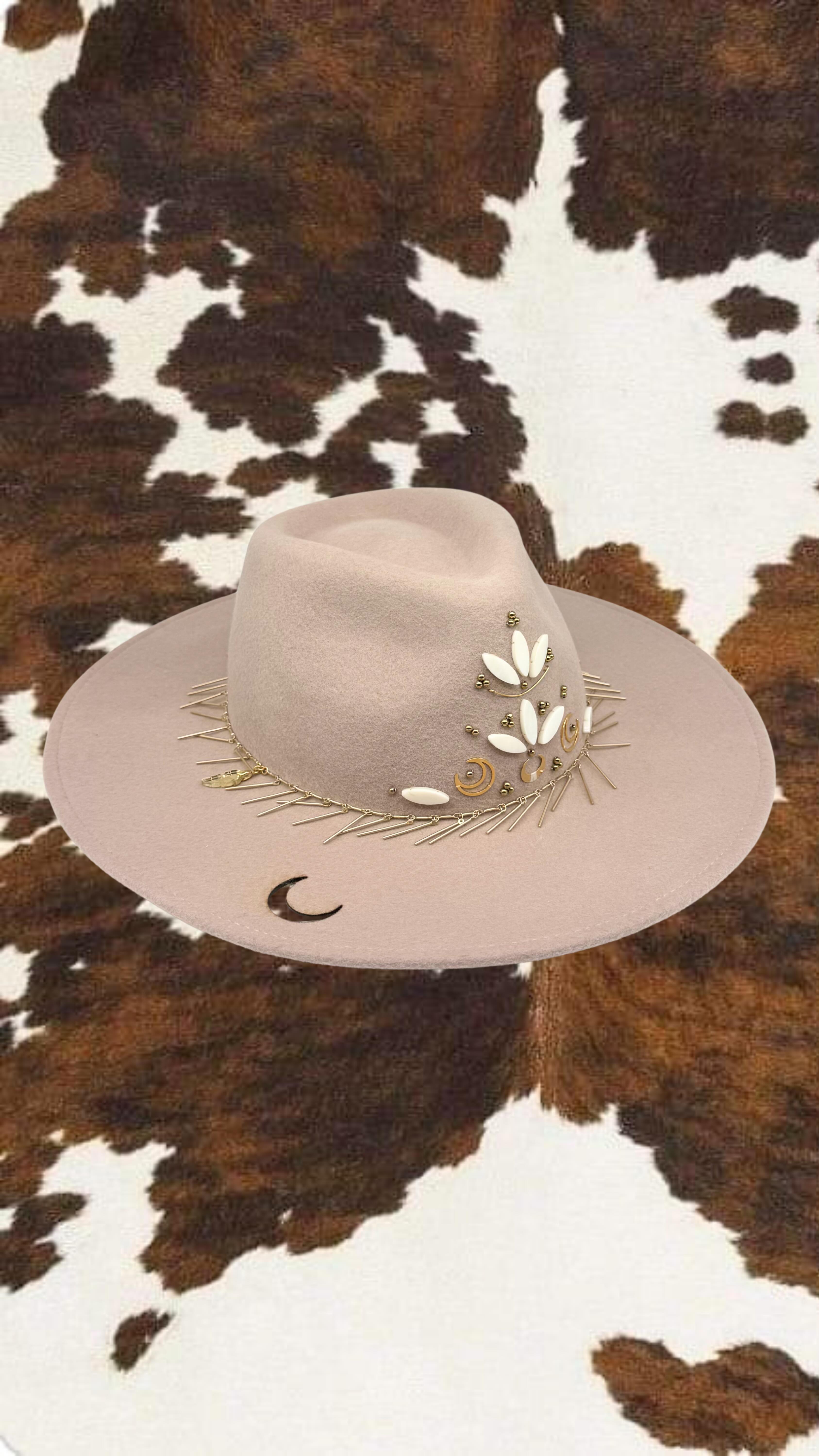 Le chapeau sur mesure de Morgane @morgane.gaudin 🤍✨ Tous les détails de sa personnalisation :
• Chapeau Palerme Creamy
• Ornement Blum Nacre Blanche
• Chaîne rayon de soleil ☀️
• Découpe Lune & Étoiles
• Tattoo sur mesure avec graphisme de la cliente
Tu valides ? #chapeaux #rubambelle #chapeausurmesure #chapeau #hatlover
