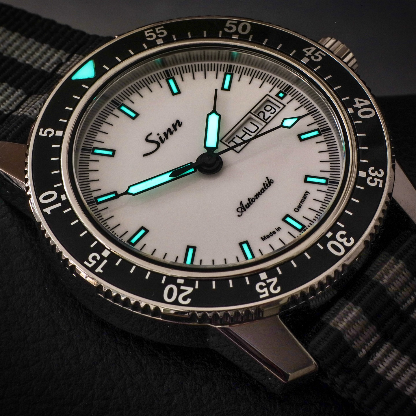 I think it’s time for another #fridaynightlumebattle - choose your fighter 🤺
The Sinn 104 doesn’t need any introduction. 50% tool watch. 50% pilots watch. 110% over-engineered German watchmaking at its finest ⚔️
What watch are you submitting to tonight’s battle?
⌚️: @sinn_spezialuhren 104 ST. SA.
#watchfam #watch #watchcollector #sinn