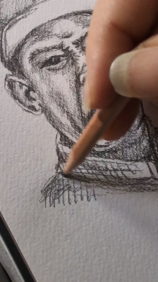 Am Wochenende sind wir immer gaaaaaanz lange im Bett und da ist sogar manchmal Zeit die ein oder andere Skizze im Skizzenbuch zu zeichnen.
Ich liebe ja schnelle Porträt Studien und ich kann euch nur raten, auch Mal verschiedene Mimik und Grimassen zu üben.
Ist zum einen lustig und zum anderen versteht ihr so besser wie die Muskeln arbeiten im Gesicht. Das ist unglaublich hilfreich
#sketchbook #sketch #sketchbookart #portrait #myownartology