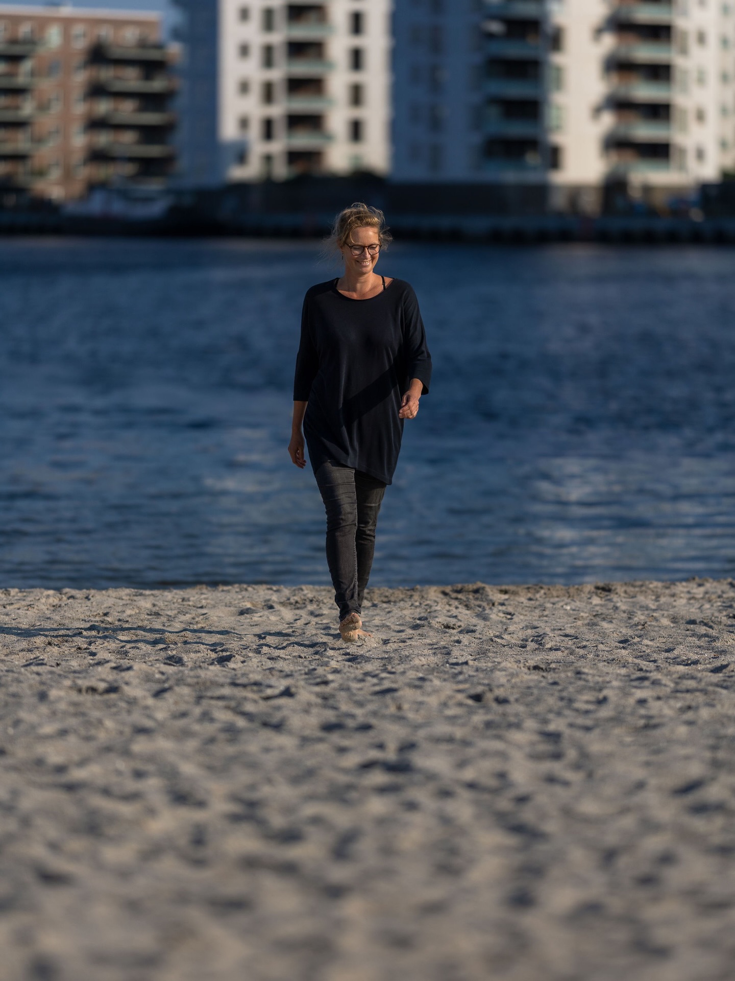 LÆR MIG AT KENDE
Måske ved du, at jeg er ernæringsterapeut og sygeplejerske.
Men vidste du også at:
• Jeg er næstformand i Erhvervskvinder Holbæk
• Jeg elsker at kombinere faglig nørderi med fællesskab
• Jeg tror mere på små, daglige sundhedshacks end store livsomvæltninger
• Jeg selv har mærket, hvad stress og lav energi gør ved kroppen
• Jeg aldrig bliver træt af at tale om tarmflora
Min drivkraft er at bygge bro mellem det sundhedsfaglige og det menneskelige.
Mellem viden og virkelighed.
Sundhed skal ikke være perfekt.
Den skal være mulig.
Hvad kunne du tænke dig at vide mere om – fagligt eller personligt?