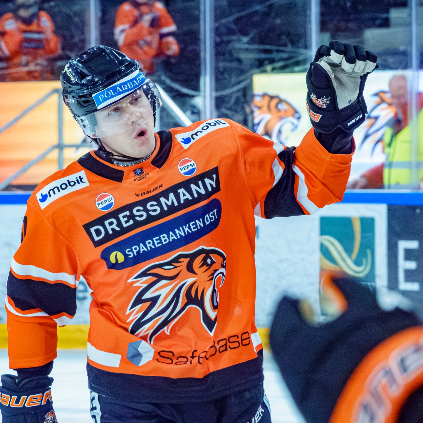 @friskaskeralag knuste @spartasarpsborg i første kvartfinale! 💥🏒
Sparta fikk en drømmestart i Varner Arena, men så tok utvisningene fullstendig overhånd. Frisk Asker straffet sarpingene nådeløst i overtall, og en brennhet Viktor Granholm vartet opp med hattrick i 6-1-nedsablingen! 🔥
Les mer om kampen og intervjuer med begge lag på hockey4you.no eller link i BIO!
#2hockey #hockey4you #norskishockey #norskhockey #ehl