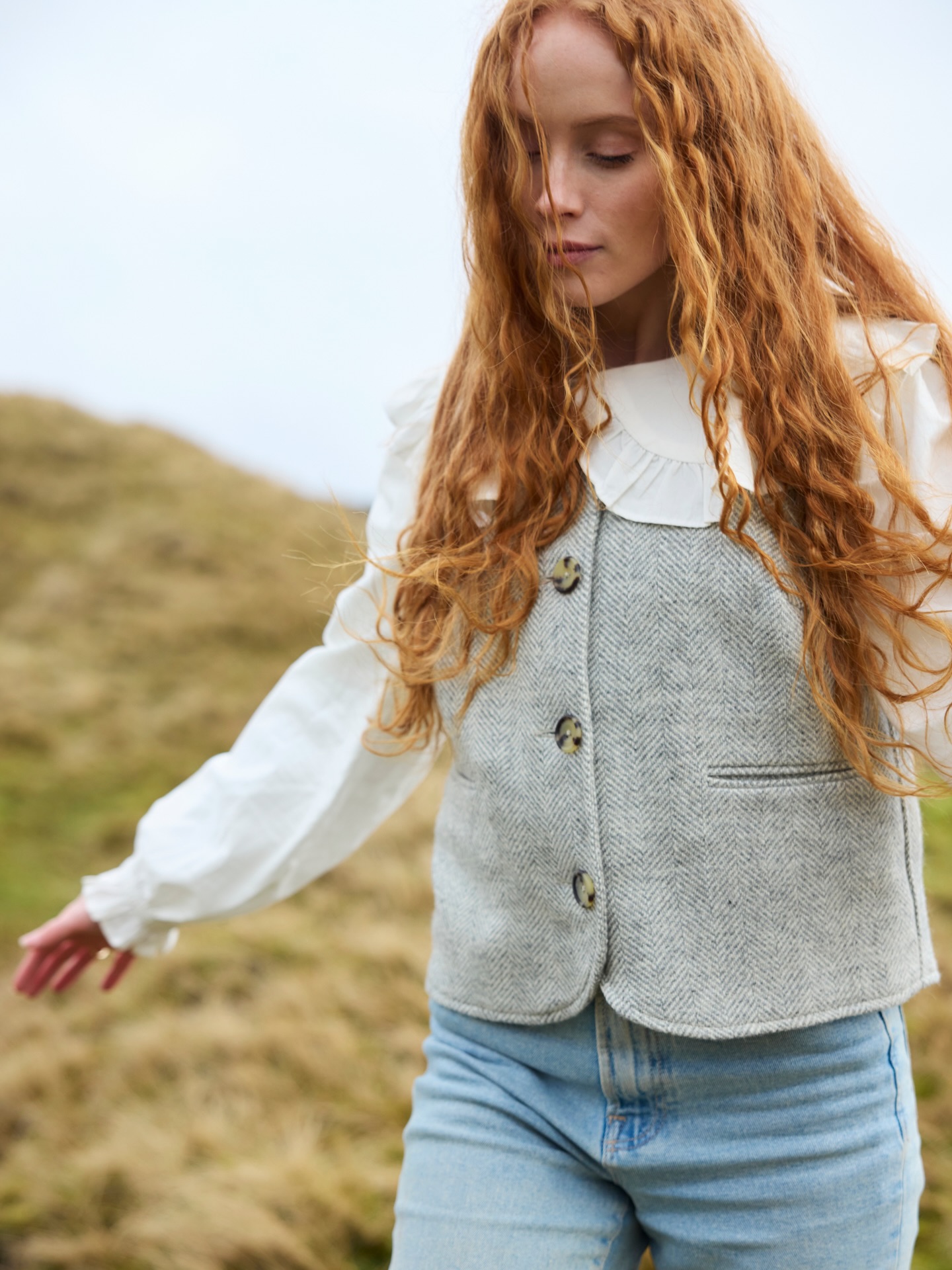 Love the movement and whimsical freedom in these shots by fab model @fern_cj from recent fashion photoshoot for gorgeous brand @clofold . Fern’s look was just perfect for this roaming the wilderness vibe as her hair blew in the Yorkshire breeze. The models on this shoot day did so well not showing how cold they were in February.
#brandphotography #fashionphotography #yorkshirephotographer #lancashirephotographer #countryfashion