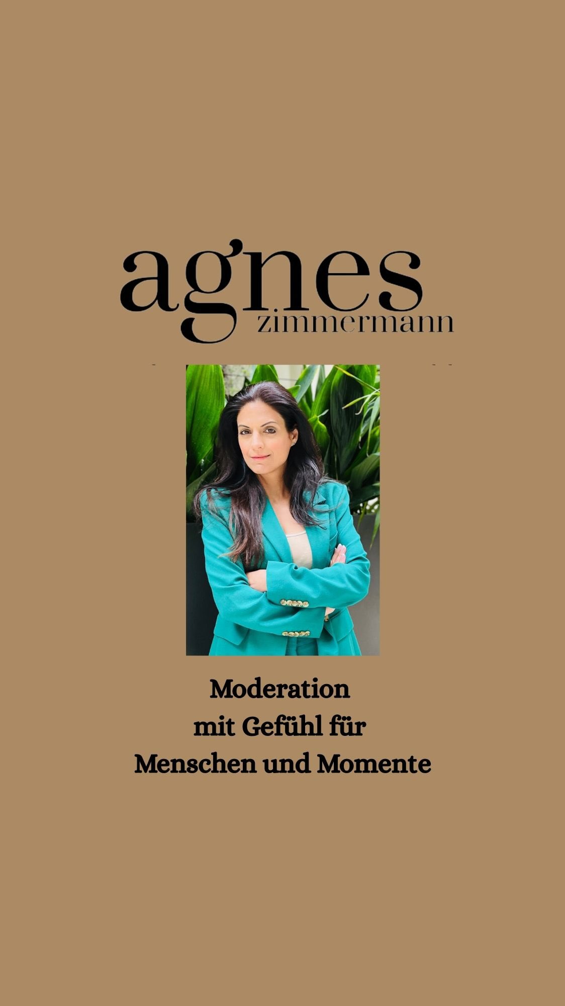 🎤📹❤️Moderation mit Gefühl für Menschen und Momente🎤📹❤️
Gute Moderation beginnt für mich mit Zuhören — mit Aufmerksamkeit für Menschen, Situationen und die Stimmung im Raum.
Mir ist wichtig, einen Rahmen zu schaffen, in dem Inhalte klar vermittelt werden und Gespräche lebendig bleiben. Leichtigkeit, Lachen und eine feine Prise Humor gehören für mich dazu — immer im richtigen Moment und mit sicherem Gespür für die Situation.
Ob live auf der Bühne oder vor der Kamera im Studio: Ich bewege mich souverän durch unterschiedlichste Formate und Themenwelten. Von Modenschauen und Autopräsentationen über Messe- und Businessveranstaltungen bis hin zu Preisverleihungen, Stadtfesten und Buchvorstellungen begleite ich Events ebenso routiniert wie Pressekonferenzen, Talks, Interviews sowie Produkt- und Medical-Formate.
Im Mittelpunkt stehen für mich immer der Moment und die Menschen.
#moderation #messe #event #interview #studio