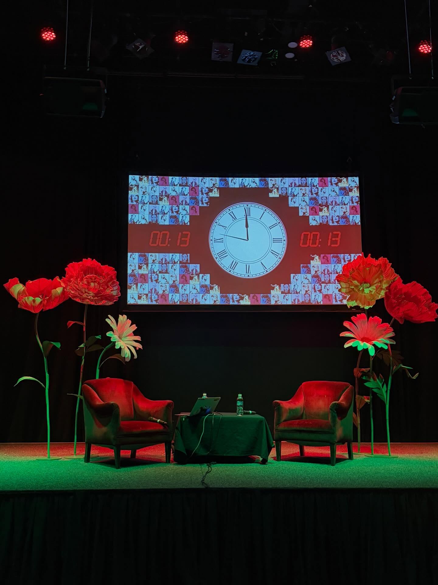 Floritas for @evolutionofasnake 🐍🌸✨
As a fan myself, it was such an incredible experience being there and adding a little magic to their stage.
Thank you @madelizardqueen and @theswiftologist for having us ❤️
#giantflowers #crepepaperflowers #floritastudio #giantpaperflowers