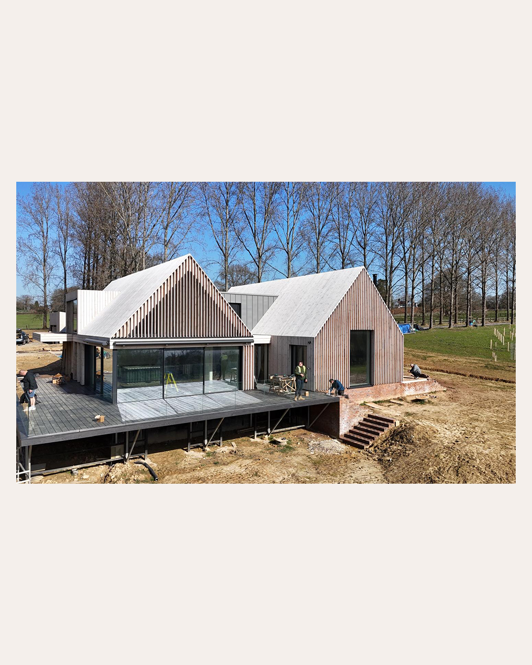 Wadhurst / Luxury Countryside House.... Finishing Touches
Architects @theisandkhan
Windows & Doors @odcdoorglass
Timber @russwooduk
#construction #architecture #architect #newbuild #luxury #house #granddesigns #newbuildhouse #modernhouse #onsite #progress #contractor #contemporaryarchitecture #residentialarchitecture #eastsussex #spring #countryside #nature