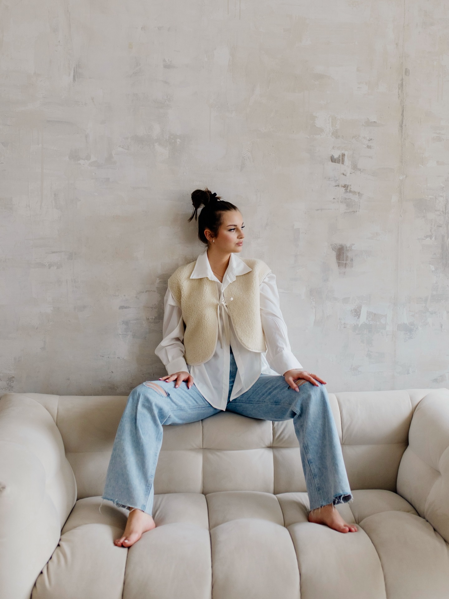 🩵 Koszula i jeansy to zawsze świetny wybór do sesji, a wełniana kamizelka od @tulaki.pl dodała tu niezwykłego uroku i niczym chmurka dopasowała się do naszej malowanej ściany i bąbelkowej sofy od @sofaspot ☁️
modelka @pietruszkiewicz_z
fotograf @dagmarawachowiakfotografia
makijaż @gkondarewicz_makeup
studio @fach.studio.bydgoszcz
#studiofotograficznebydgoszcz #sesjazdjeciowabydgoszcz #sesjakobiecabydgoszcz #studionawynajembydgoszcz #fachstudiobydgoszcz