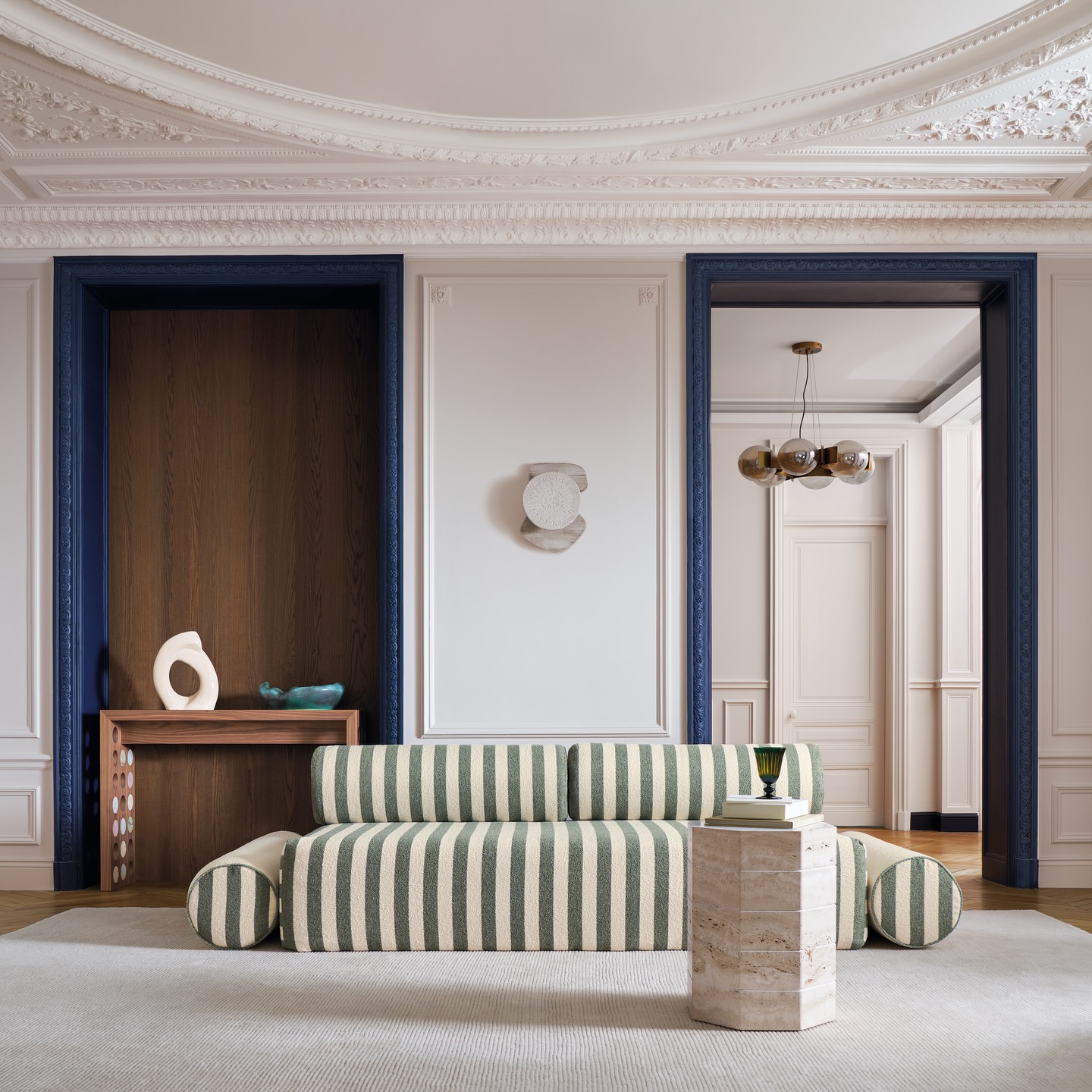 Dans ce décor haussmannien aux moulures délicates et à l’architecture classique, @casamance_official met en scène un salon à la fois sophistiqué et chaleureux, où les lignes contemporaines dialoguent avec l’élégance parisienne.
Au centre de la composition, notre table d’appoint Gisou en travertin vient ponctuer l’espace comme une pièce sculpturale. Sa silhouette octogonale et ses strates de pierre naturelle captent la lumière et révèlent toute la richesse minérale du travertin. Placée devant le canapé rayé vert et ivoire, elle agit comme un point d’équilibre visuel, apportant texture et profondeur à l’ensemble.
Pensée comme une pièce versatile, Gisou peut être entièrement personnalisée :
• en travertin, marbre ou onyx,
• avec différentes combinaisons de pierres naturelles,
• ou encore en mix de matériaux pour créer des contrastes subtils.
Dans cette mise en scène, elle incarne parfaitement l’ADN de Studio Gaïa : des objets architecturaux, intemporels, qui transforment la matière brute en pièce de design.