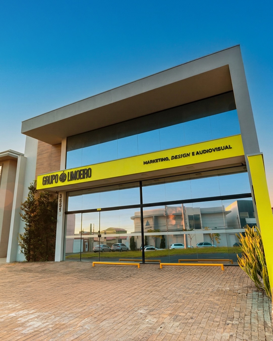 Estamos de casa nova! 🏠🍋💛
.
#grupolimoeiro #marketing #design #audiovisual #franca
-
Fachada: @unicopiasfranca