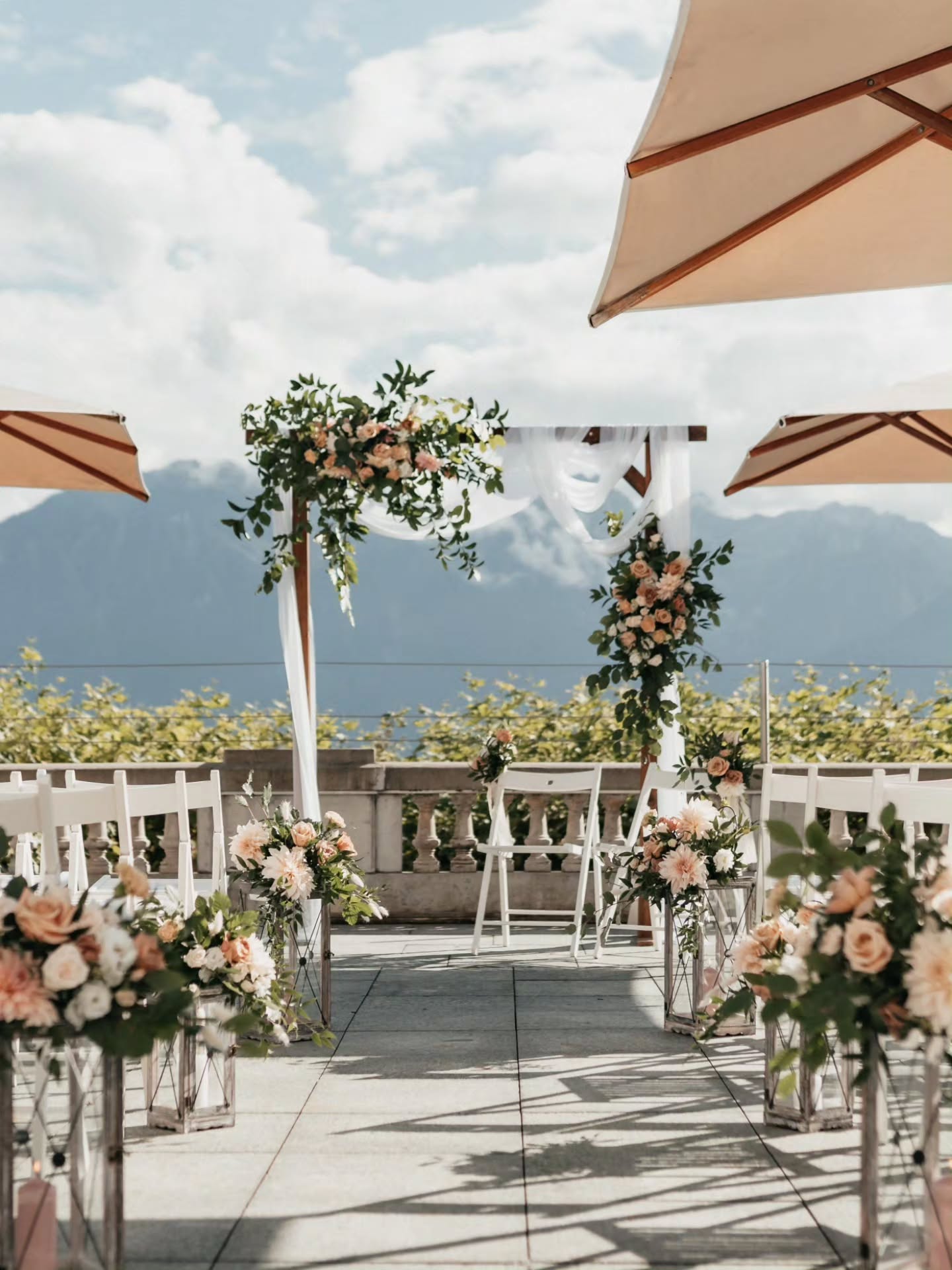 | M A R I A G E • C & H |
Cérémonie laïque sur les bords du lac Léman 🌅
Vevey • 30.08.2025 • Hôtel des Trois Couronnes
#weddingceremony #mariagesuisse #weddingplanner #weddingdesigner #weddingflower
📸 @goldhibiscus_photography
🌷 @flore.et.sens.1870
Liveband : @temptation_duo
Officiante de cérémonie : @mariage_suisse
Location arche en bois et chaises blanches : @coeuraucarre