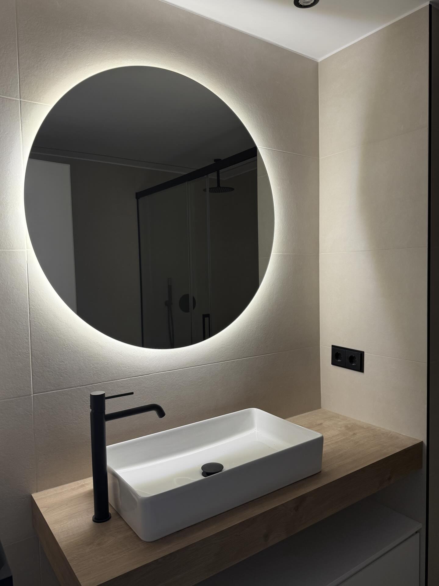 Hem donat vida a aquest bany ✨
Què us sembla? 💬
#interiorismo #interiordesign #arquitecturaydiseño #nuevosespacios #bathroomdesign