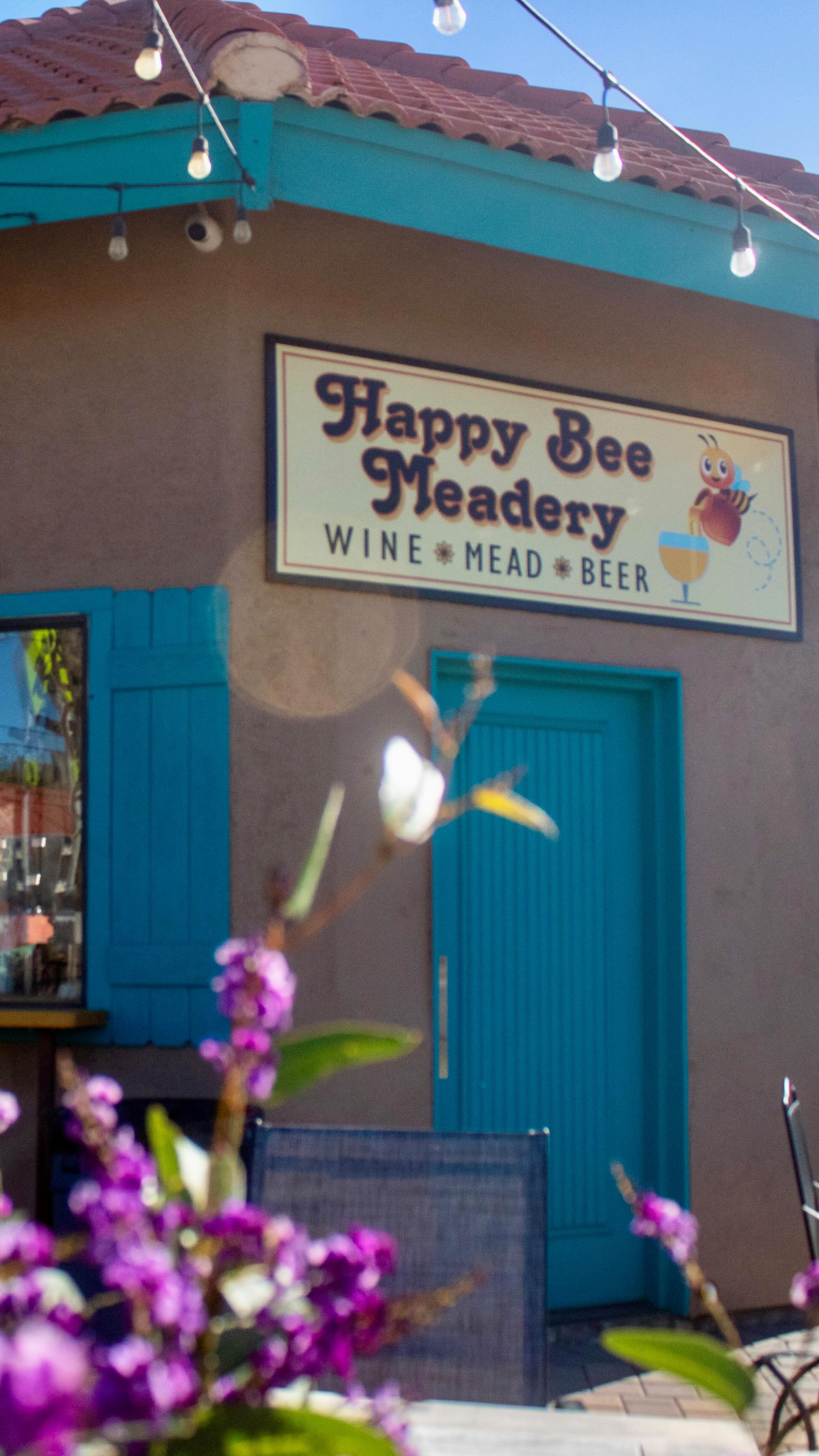 At Happy Bee, we’re so much more than just mead.✨ Enjoy the beautiful view of Black Mountain, live music on the patio, plus wine, beer, and even frozen alcoholic slushies! Just another fun time at Happy Bee Meadery.🐝
#CaveCreek #HappyBeeMeadery #CaveCreekAz #CaveCreekLiveMusic #Mead