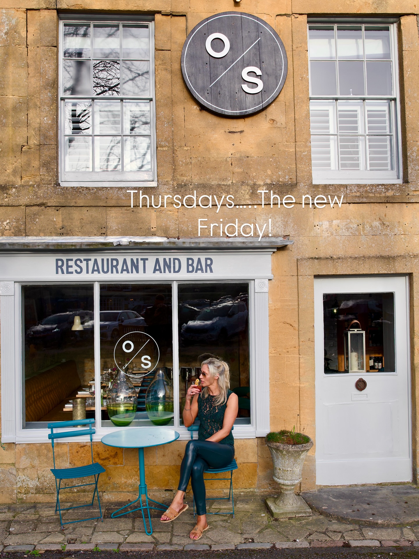 One of Stow on the Wolds best places to frequent on a Thursday!
@oldstocksinn Why you’ll love it here:
The cutest bistro tables outside the front so you can watch the hustle and bustle of local life around the town square.
A beautifully designed dining space.
A proper Negroni…..yes…it was 4pm but their moto is ‘It’s never too early’.
Intimate spaces for a perfect date night.
A food menu that makes you want to order every dish!! The wild mushroom arancini followed by roast loin of lamb was the ultimate end to a perfect experience.
#stowonthewold #thecotswolds #thursdayisthenewfriday #placestogo #reccomended