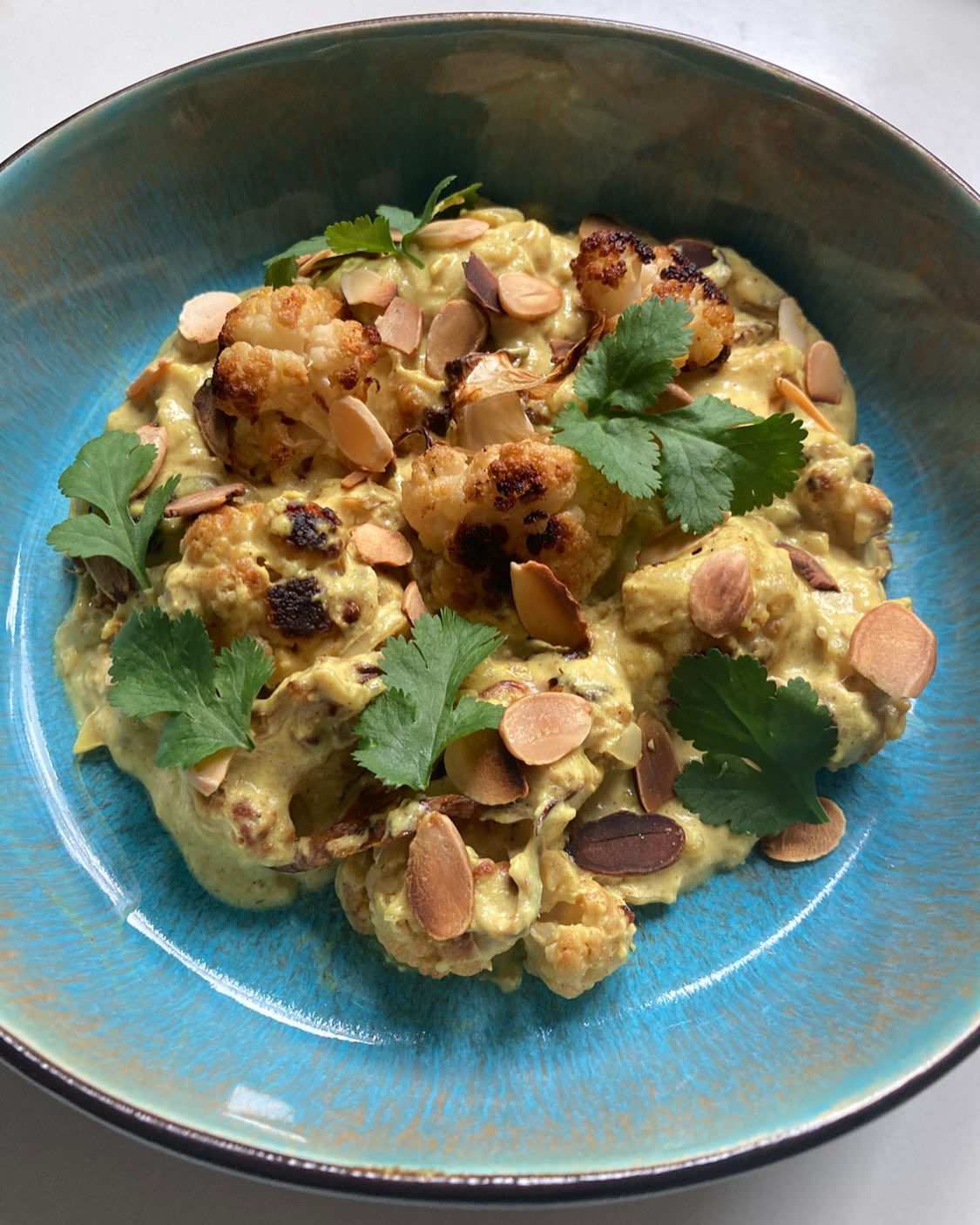 Chou fleur Korma!
Le chou fleur est un légume très joli, mais un peu fade, qui sera parfait pour détourner cette recette traditionnelle indienne d’habitude à base de poulet. Le petit plus est de cuire le chou fleur un peu rôti au four, comme le tandori et de l’accommoder de cette sauce assez crémeuse à base de yaourt et de purée d’amandes (ou de noix de cajou), bien relevée d’épices indiennes!
Pour 4 personnes: 1 petit chou fleur, 3 échalotes, 1 gousse d’ail, 2 yaourts grecs, 3 c.à soupe de purée d’amandes (ou de noix de cajou), 2 poignées d’amandes effilées, 1 c.à soupe d’huile de coco, 1 c.a café de cannelle, de curcuma, de paprika et de curry, coriandre fraîche, sel, poivre.
Préchauffer le four à 180 degrés.
Laver et détailler en petits bouquets le chou-fleur. Les poser sur une plaque, les arroser légèrement d’huile d’olive, sel, poivre. Les cuire 25 minutes, en les retournant en cours de cuisson.
Éplucher et hacher les échalotes, ainsi que l’ail. Les faire légèrement revenir dans une poêle, avec l’huile de coco. Ajouter les épices, le yaourt, la purée de noix de cajou et un verre d’eau. Bien mélanger et laisse mijoter le temps de cuisson des choux fleurs.
Dans une poêle, grillée à sec les amandes effilées. Effeuiller, nettoyer, hacher la coriandre.
Sortir les bouquets de chou fleur du four et les mélanger à la sauce, en garder quelques uns de côté pour la décoration.
Servir chaud, en saupoudrant d’amandes grillées et de coriandre fraîche. Accompagner ce plat d’un riz basmati.
Bonne dégustation!
#choufleur #choufleurrôti #bouquetsdechoufleur #korma #cusineindienne #cuisinemaison #cuisinevegetarienne #veggiecooking #amandes #pureedamandes #pureedenoixdecajou #epices #curry #cúrcuma #dietetiquechinoise #madreperlamtc