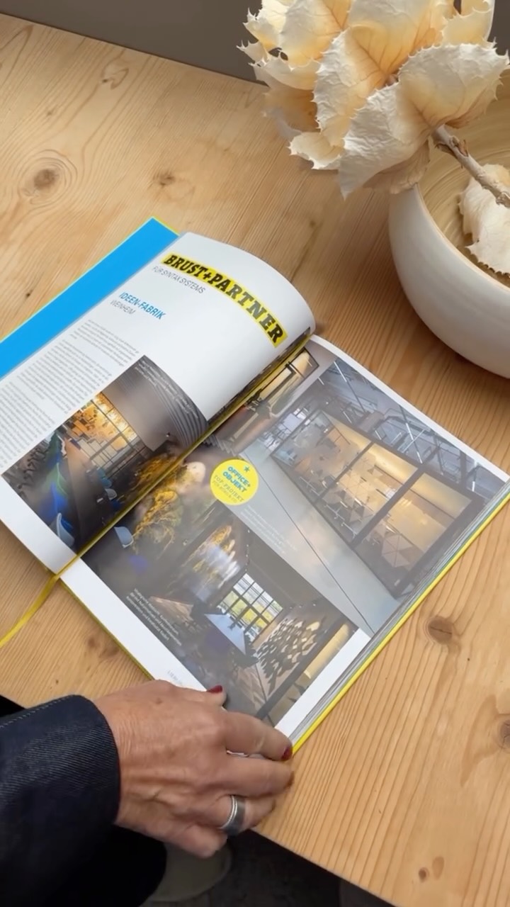 🎉 YES! Unser Projekt hat’s in den OFFICE+OBJEKT Sammelband geschafft!
Unser Projekt für Syntax Systems wurde unter die 44 herausragenden Top-Projekte gewählt – und im neuen Bildband OFFICE+OBJEKT präsentiert. Wir könnten nicht stolzer sein! 🥂
Danke an unser großartiges Team und an Syntax für die inspirierende Zusammenarbeit.
👉 Das Buch gibt’s übrigens auch bei uns – einfach melden!
#OfficeObjekt #BrustPartner #Syntax #BestPractice #Raumgestaltung #CorporateSpaces #WorkplaceDesign #Publikation #Inspiration #ArchitectureLovers #interiordesign