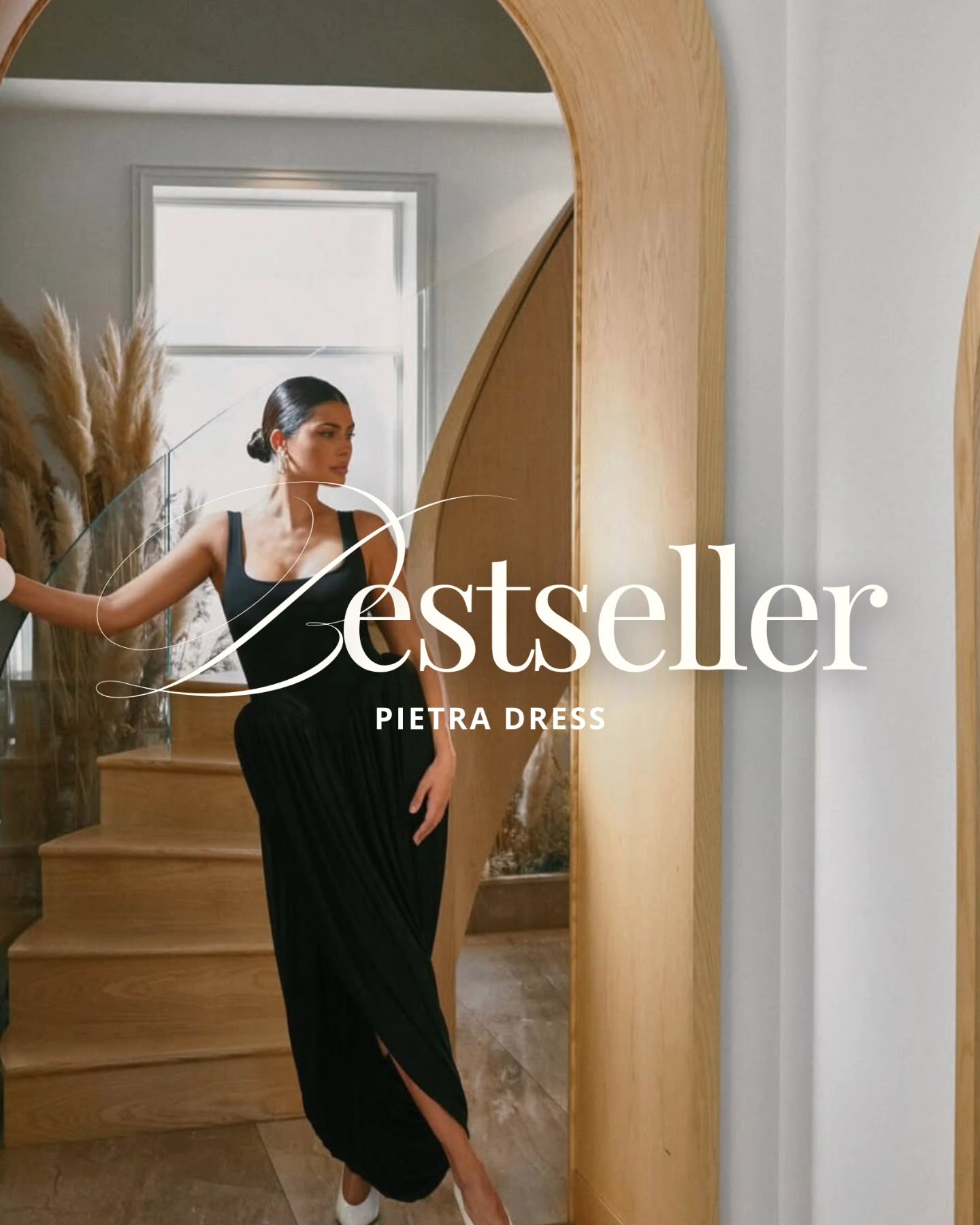 Pietra dress - best seller koji u jednom potezu spaja ženstvenost, sigurnu siluetu i lakoću nošenja!
Dostupna u bijeloj i crnoj boji.