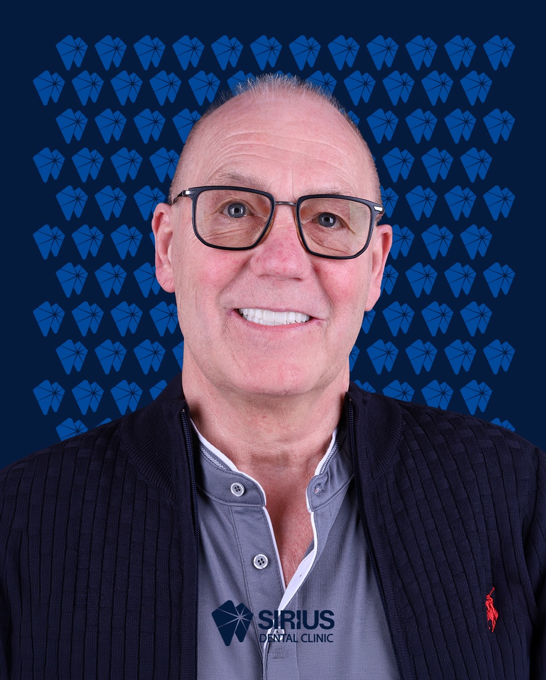 Eine umfassende Smile Transformation, die vor drei Monaten begann…
Unser Patient Jürgen Klaus Malewski startete seine Behandlung mit gleichzeitigen Zahnextraktionen und der Versorgung mit 12 Implantaten in einer einzigen Sitzung.
Am selben Tag wurden provisorische Zähne eingesetzt, um sowohl Ästhetik als auch Komfort von Beginn an zu gewährleisten.
In dieser Woche wurde die Behandlung mit 24 vollkeramischen Zirkon Zähnen erfolgreich abgeschlossen.
Funktionalität, Langlebigkeit und natürliche Ästhetik wurden dabei in einer ganzheitlichen Planung vereint.
•
#siriusdentalclinic #smiledesign #smileturkey #healthytourism #implant