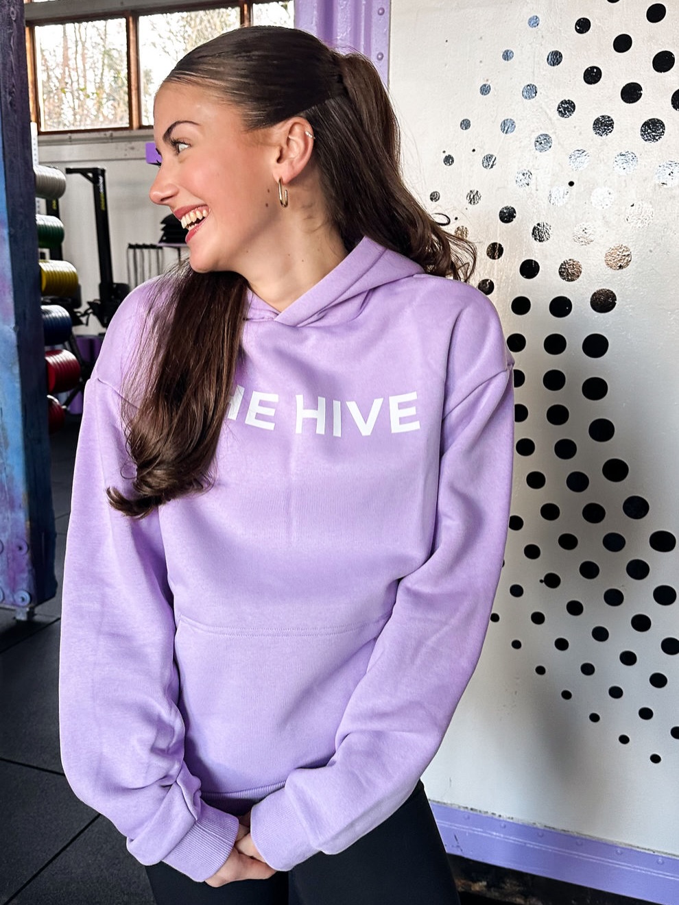 SHOW UP IN STYLE 🫵🏼
◌ ◌ ◌ ◌ ◌ ◌ ◌ ◌ ◌ ◌ ◌ ◌ ◌ ◌ ◌ ◌
Unser erster Merch Drop ist da!
Oversized Hoodies in Schwarz und Lila, Unisex T-Shirts in Schwarz und Crop Tops in Anthrazit - clean gebrandet und in Premiumqualität von Gains & Roses.
Der Fit:
Perfekt fürs Gym.
Perfekt für die Straße.
Perfekt für alles dazwischen.
Gemacht für Menschen, die Wert auf Look, Qualität und Langlebigkeit legen.
✨ Opening-Special Price bis zum 10. März ✨
Komm vorbei, probier an und nimm deine Favs - je nach Verfügbarkeit - direkt mit 🙌🏼💜
◌ ◌ ◌ ◌ ◌ ◌ ◌ ◌ ◌ ◌ ◌ ◌ ◌ ◌ ◌ ◌
Pieces, die du nicht mehr ausziehen willst.
Sagt Pete… 😎