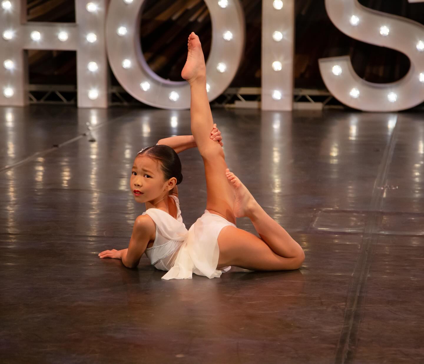Absolutely stunning photos of our not so little mini’s 😍 @fionawhytepics2 @hotshotdancecompetition
Our mini’s are growing up 🥹 & what a transformation this year has been for these girls ❤️
The hardest workers, the most inspired by everything and everyone around them, and turning into beautiful dancers ✨
#emdancecoaching #dance #miltonkeynes #miltonkeynesdance #dancemiltonkeynes