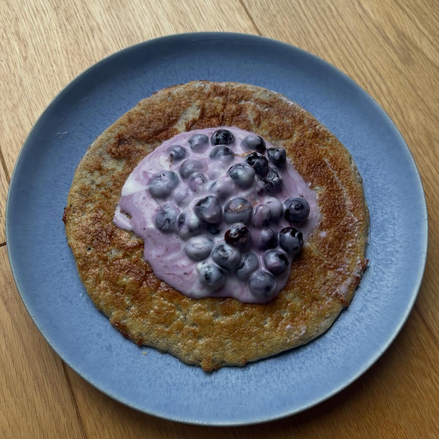 Refuel with a banana omelette which is just mashed banana and beaten eggs. I’ve added flax here to support digestion, and topped it with yoghurt which contains probiotics.
Athletes often struggle with digestive issues (I help a lot of people in my clinic).
Many of you are taking food out and I’ve been there, but little nutrition boosts can really help. It can often be about when you eat them. Fuel or recovery, rest day?
Also it’s about tolerance and what your digestion is happy with. That’s going to be influenced by so much such as how stressed you are, your eating habits, the gut bacteria and how your gut functions. We can work on that together.
I can help you, I’ve helped many before you.
Book a free call ‘Nutrition Refresh’ on the website or Bio.
#ibs #running #cycling #nutritionist #microbiome