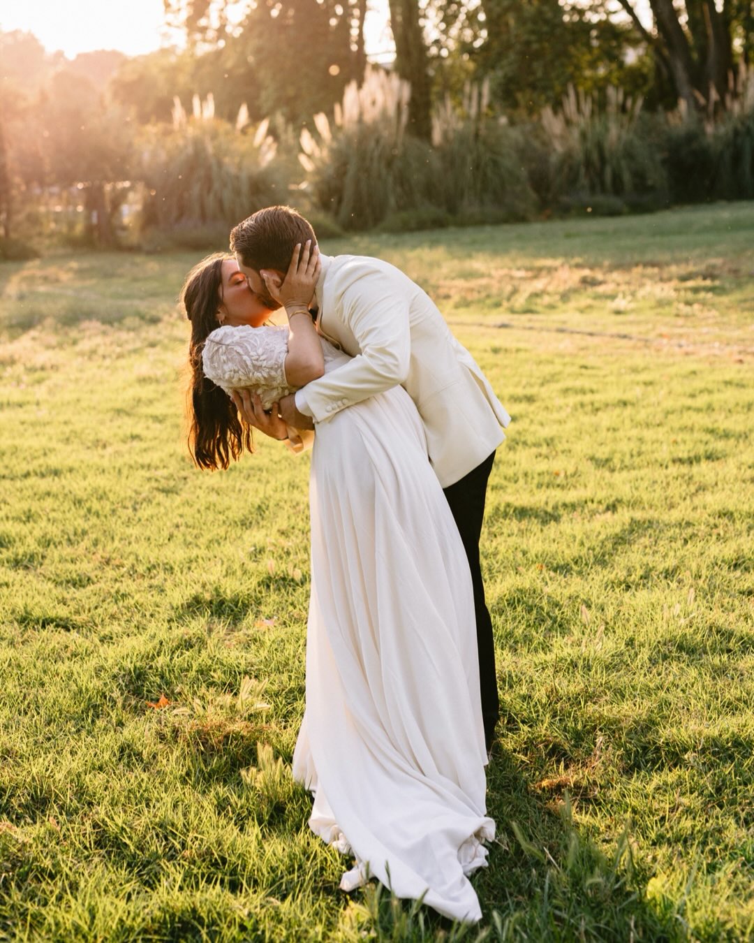 La dernière fois vous m’avez demandé de publier un mariage complet et c’est vrai que ça faisait longtemps que je ne l’avais pas fait 🌻
Comment ne pas vous partager ici un de mes coups de cœur absolu, le mariage de mes deux cœurs de beurre Victoria et Cyril qui se sont dit Oui à la mairie et l’église d’Allauch ☀️🤍🌷💐 Même si c’est toujours frustrant de ne publier que quelques clichés… C’était une journée de juin, jour de fête de la musique, il faisait si chaud, la journée est passée à une allure folle et nous avons couru pour profiter jusqu’au dernier moment de la golden hour à la @bastide_de_toursainte avant de faire la fête comme jamais avec @arnaud_di_piasa , tout ça dans le magnifique décor réalisé par @ladernieretouche.wedding 🌸💛 ça en fait du beau monde pour entourer et célébrer à leur juste valeur ces deux amoureux qui m’ont émue toute la journée mais aussi fait rire et m’ont impressionnée pendant leur ouverture de bal complètement épique ❤️🔥 j’ai 1000 souvenirs de ce mariage, mais ce qui m’a évidemment le plus marquée c’est cette relation si douce qui s’est créée avec ma belle Victoria, les moments de complicité et cette envie de s’amuser ensemble à faire des images qui leur ressemble, tout en les laissant profiter à fond de leur journée, en confiance 🙏🏼🤍 merci à eux pour cet honneur et cette mission importante 🌷
#photographemariage #mariageprovence #provencephotographer #realweddinginspiration #provencewedding