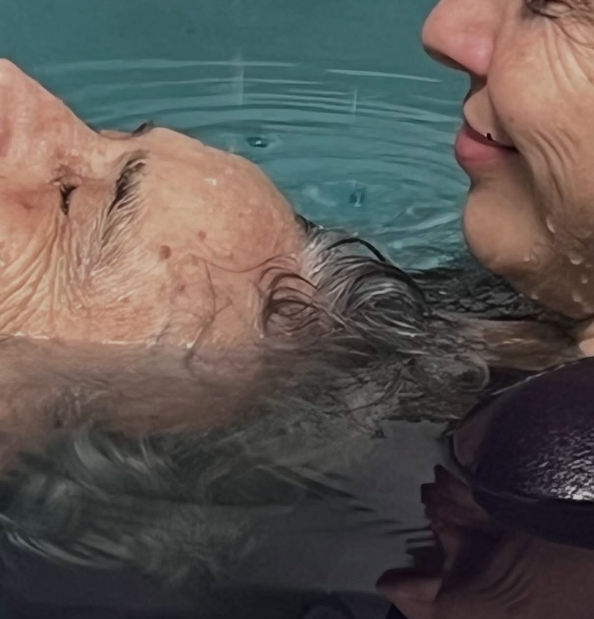 Une onde raconte la propagation au cours du temps d’un événement produisant sur son passage une variation.
Je me raconte que ces rides de l’eau sont l’expression des émotions qui la mettent en mouvement à notre rencontre.
Les Ondes de vos sourires ricochent sur la peau de l’eau, font émerger les échos et les jeux de miroirs.
Portail de vie tu as traversé, tu as incarné et tu as supporté dans une fluide succession de cercles de vie. 🪆🪆🪆
Pour célébrer tes 81 années dans ce vaisseau toujours changeant, ton petit fils t’a offert ce soin liquide.
Gratitude infinie ♾️🌀➿