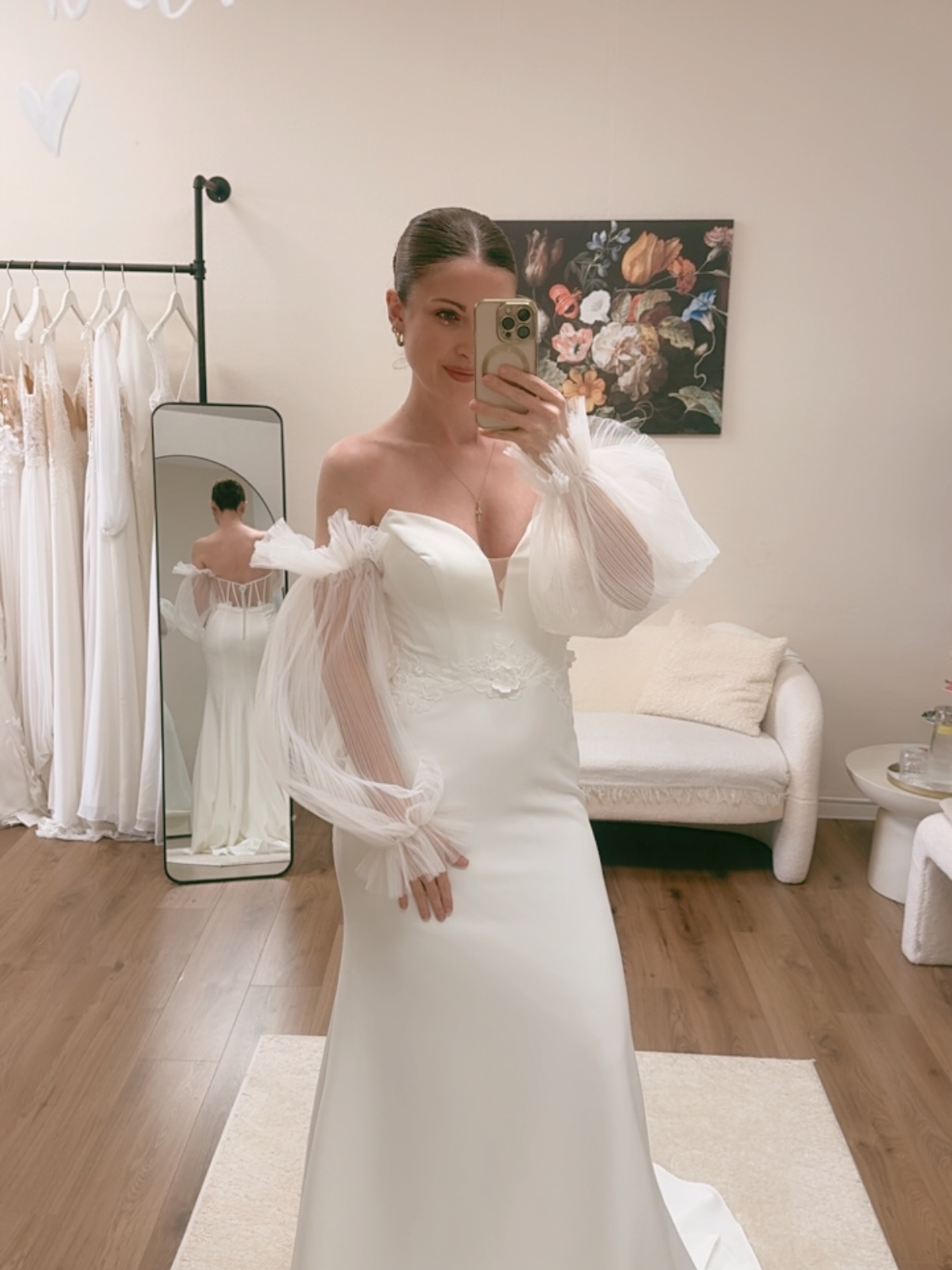 CLEAN CHIC ✨✨
Ein Clean Chic Brautkleid steht für pure, moderne Eleganz. Klare Linien, fließende Stoffe und ein perfekter Schnitt – ganz ohne viel Spitze oder Glitzer. Weniger ist hier mehr und genau das macht den Look so besonders.
Perfekt für die Braut, die zeitlosen Stil liebt, selbstbewusst ist und sich nicht verkleiden möchte. Ideal für moderne Hochzeiten, City Weddings oder elegante Locations.
Clean Chic wirkt leise – aber bleibt für immer im Kopf. 🤍
Wie gefällt dir dieser Look ?
Verlinke eine zukünftige Braut der dieses Kleid gefallen würde .
Ciao Maria 🫶🏻