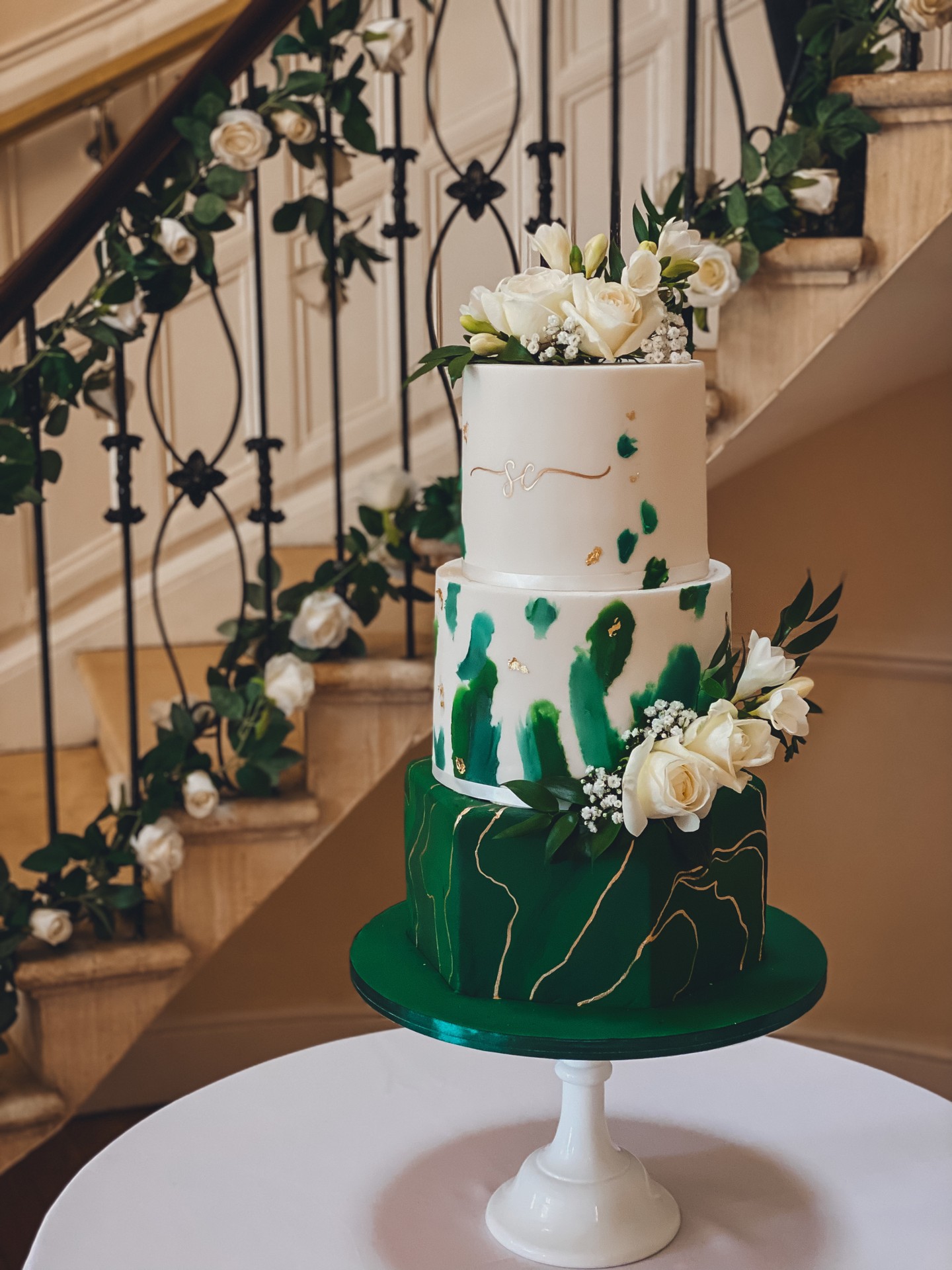 Emerald, ivory and gold.
A combination that never apologises. 💚
Hand painted green detailing across the tiers, flecks of gold leaf catching the light, and a deep forest base tier finished with subtle metallic veining.
Structured. Modern. Refined.
Soft white roses and delicate foliage bring balance to the richness of the green, while the gold monogram adds that personal, heirloom touch ✨
This is for couples who love contrast.
Who want clean lines but aren’t afraid of colour.
Who understand that luxury doesn’t have to mean neutral.
Bold can still be elegant.
If you are planning a 2026 or 2027 wedding and want something distinctive and design led, I would love to create it for you.
View the portfolio:
https://www.kimberlyjaynecakedesign.co.uk/portfolio
Enquire via the website to secure your date 🤍
#EmeraldWedding
#LuxuryWeddingCake
#ModernWeddingDesign
#GreenAndGoldWedding
#StatementWeddingCake