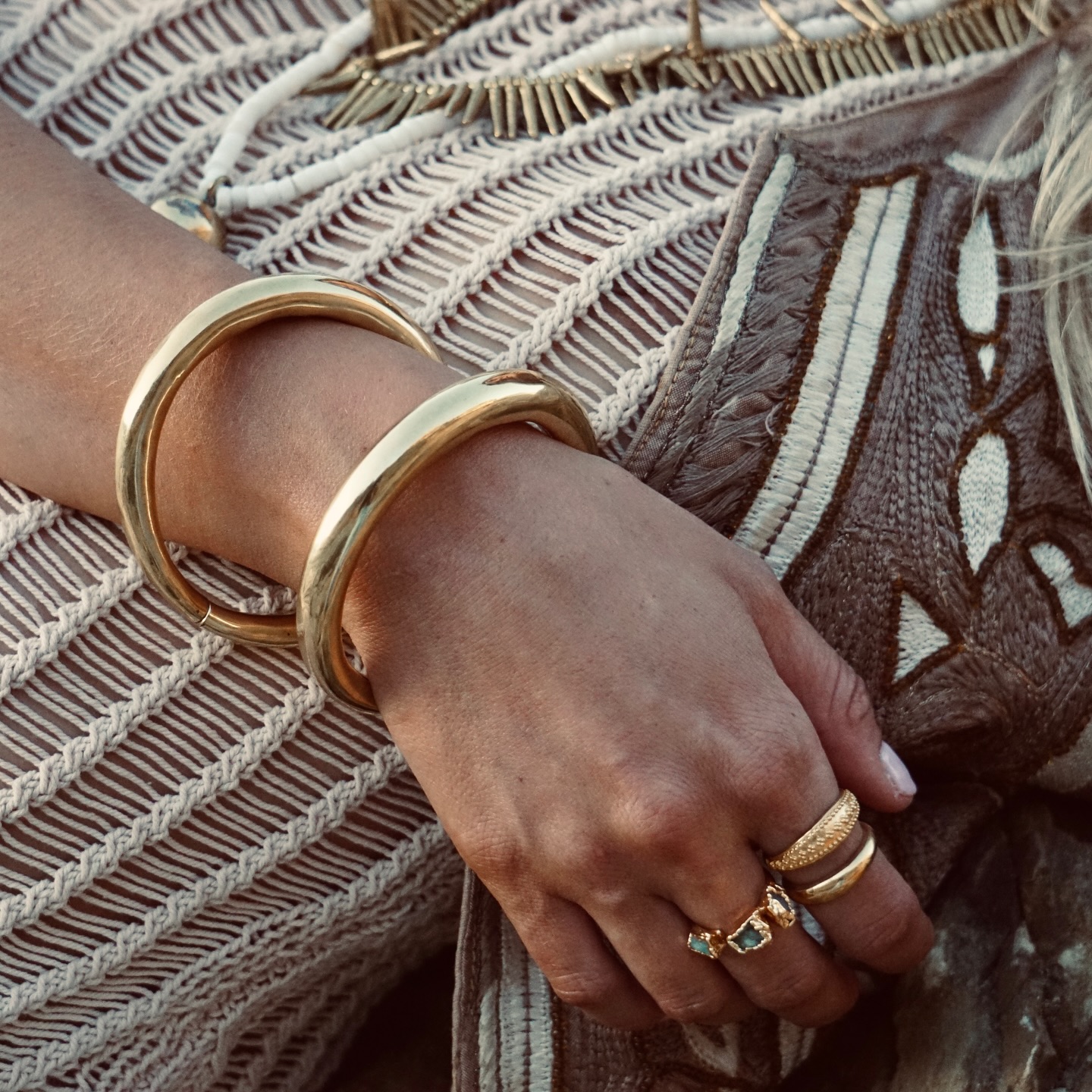 A stack of bangles at the wrist…
a small ritual of beauty you carry through the day.
A soft sound, a golden glow —
#chandracollections #goldenbangles #adornyourself #ritualstyle #bohemianluxury