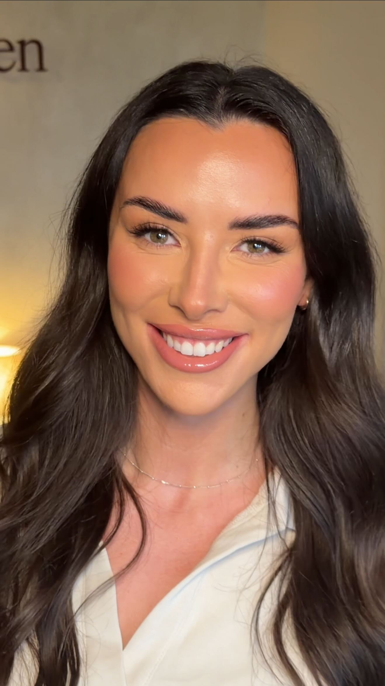 You’re not “bad at makeup.”
You were just never taught!💔
Once you understand your own face, everything changes.
Your base sits better.
Your eyes look brighter.
Your makeup lasts.
And getting ready stops feeling stressful.
A makeup lesson isn’t about piling more on.
It’s about learning what actually works for you🪄
If this is your sign, my lesson bookings are open via the link in my bio 🔗💌
Eleanor x