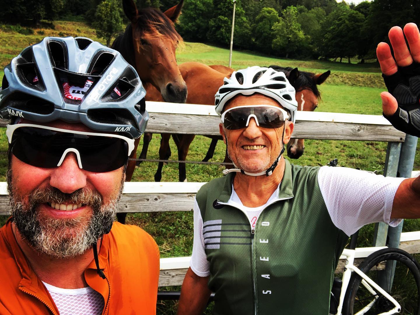 Dicono che per avere una buona gamba non possa mancare una dieta ricca di carboidrati. Il nostro doping è differente 🚴🏻. #lakecomomotorbike #cycling #ciclistipercaso #ciclisticomaschi #lakecomo #passione