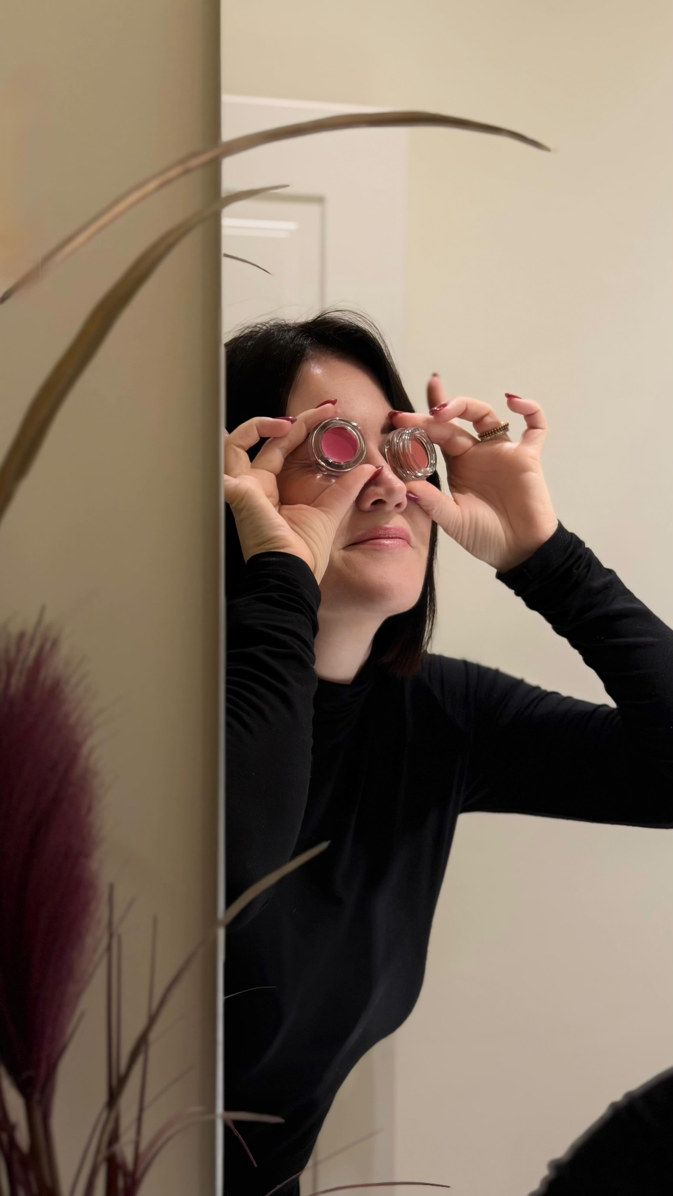 🩷 Vi siete mai divertite con un blush sugli occhi?
Io sì, e con il Creamy Bio Blush di @helancosmesi ho giocato con due tonalità naturali: terra cotta per incarnati caldi, quarzo rosa per i freddi. È un balsamo multiuso che si applica su occhi, guance e labbra, e la sfumabilità è totale: scegliete voi l’intensità.
Ed ora? A voi la scelta: terracotta o da quarzo rosa?
#gifted by #helan #cosmesinaturale #the_dressert