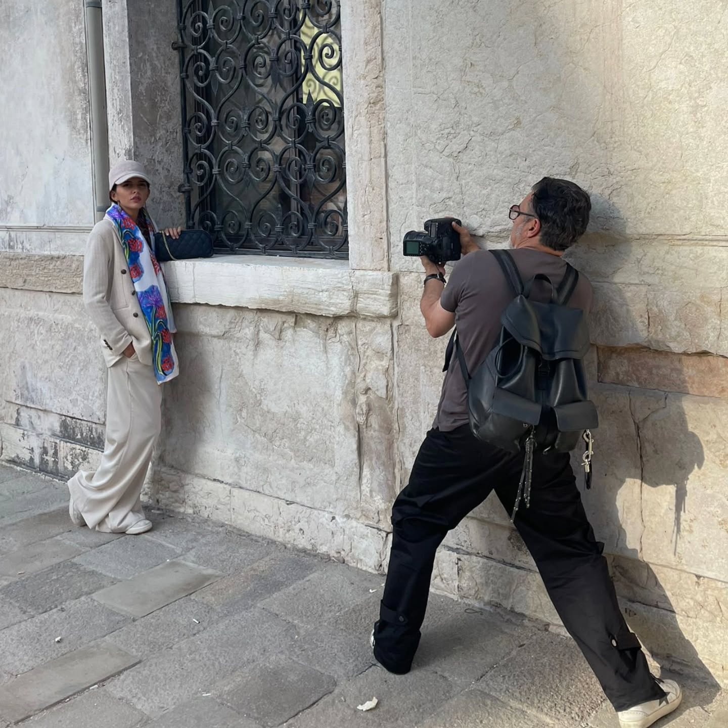 MOMENTS FOTOSHOOTING IN VENEZIA
IT IS A JOB !
@jpmerchanphoto
B FLO COLLECTION
FOULARD ON MODELL ON THE STREETS OF VENICE
Watching by
@florence.e.bachofenszekely
#bflozurich #fotoshooting #venezia #foulard #madeinitaly