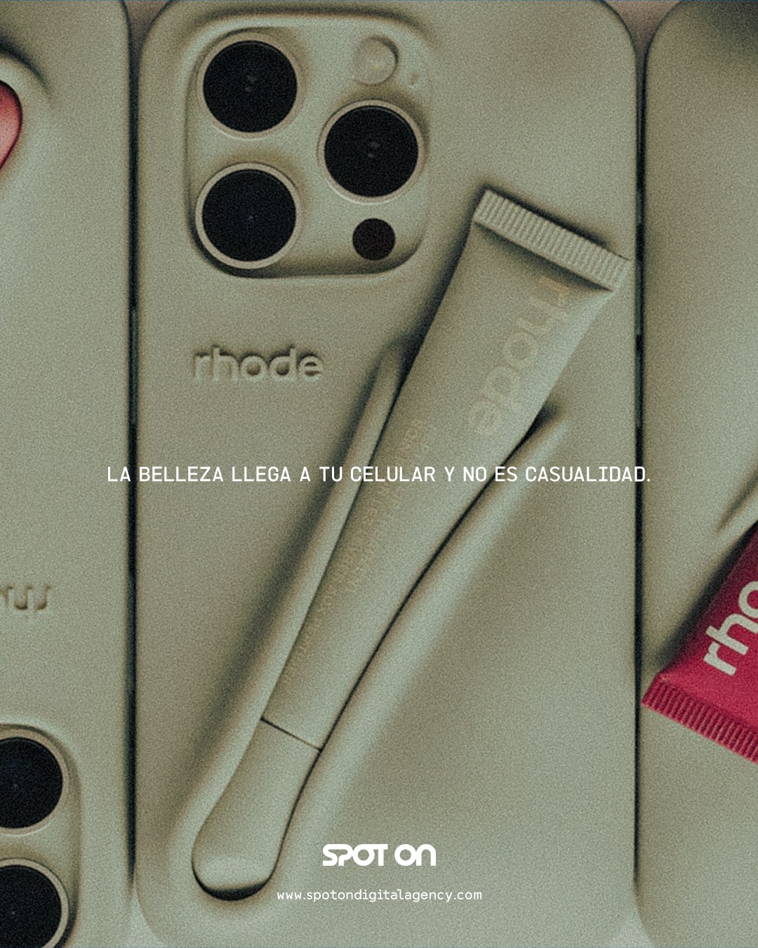 ¿Desde cuándo los accesorios de celular se volvieron productos de belleza? 💋
Mientras muchos compiten por espacio en estanterías, otros decidieron competir por espacio en tu mano 📲
El celular es el objeto más presente del día.
Si tu marca vive ahí, deja de interrumpir y empieza a integrarse ✨
No es vender más.
Es estar donde ya está la atención ⚡️
Ahora dime👀
¿Cuál sería un esencial para ti?