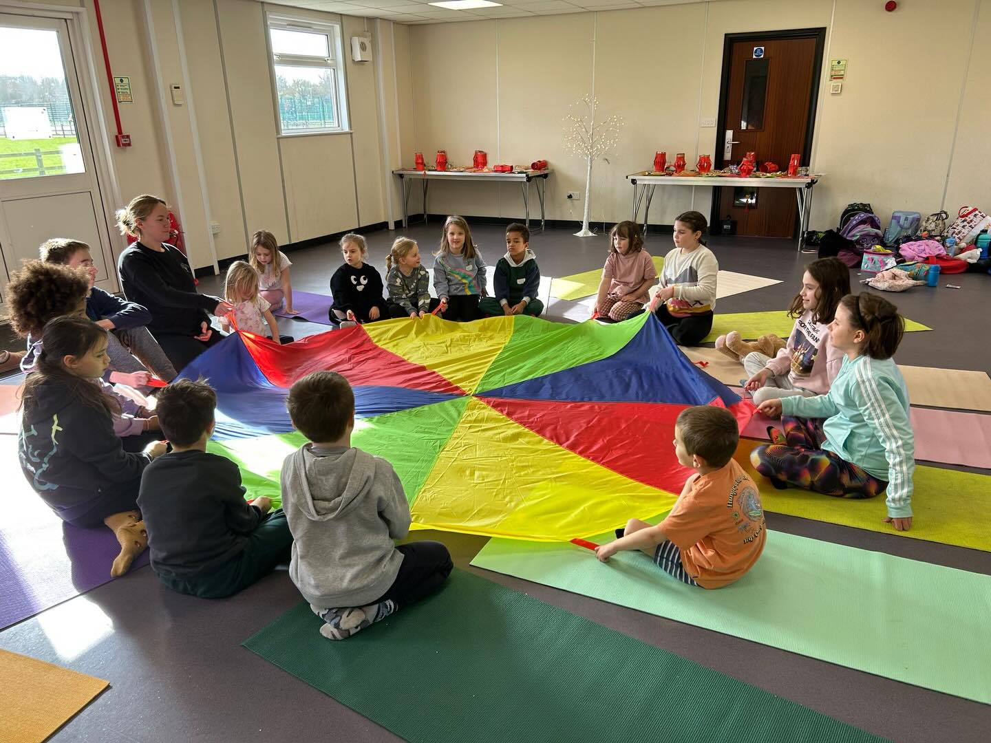 Parachute yoga was an absolute ball in my last workshop - and I’m already planing different poses and games we can do at the Easter workshops!
Group balancing, teamwork, movement in unison - it’s amazing how much fun you can have with a multicoloured parachute ❤️