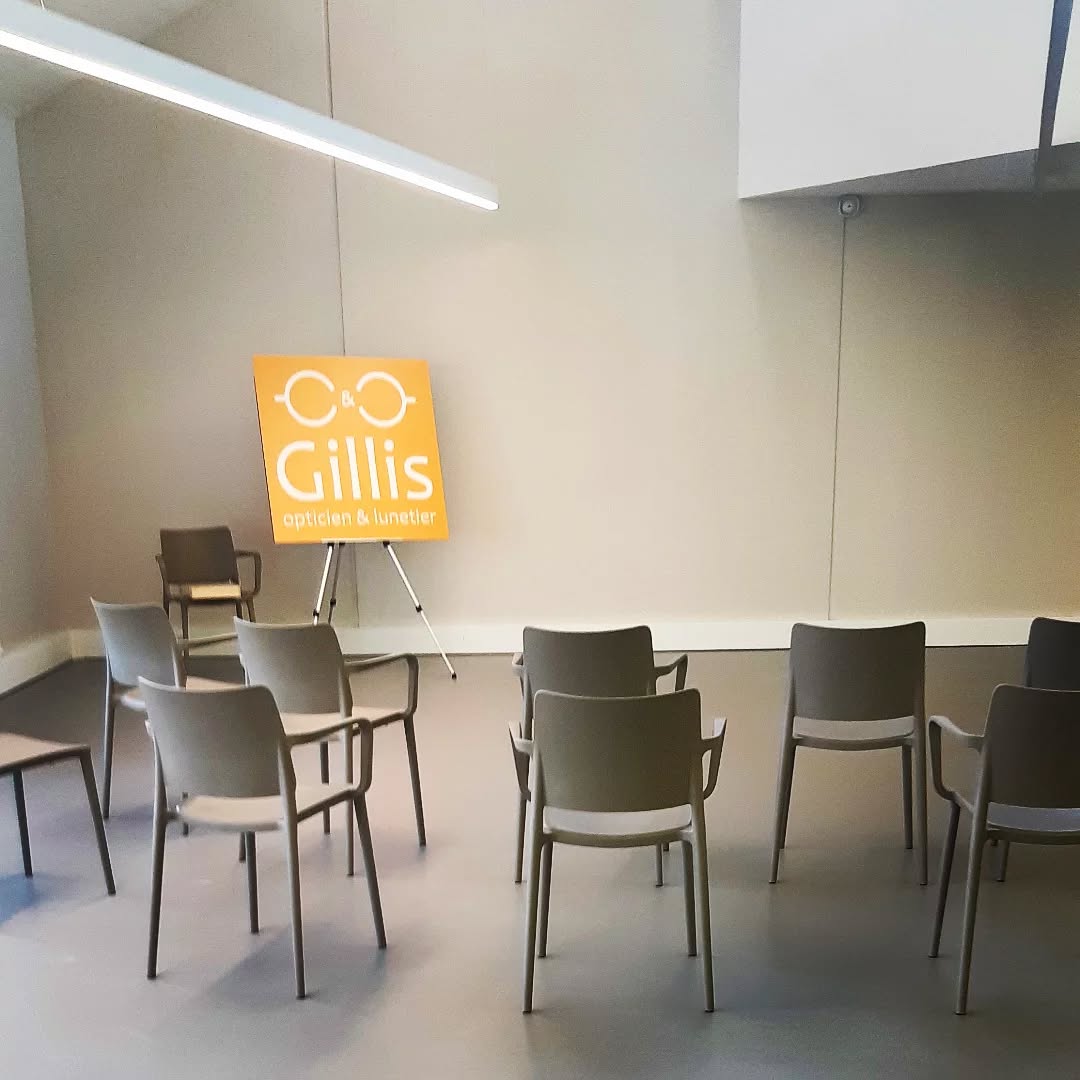 Corentin de sortie pour présenter le matériel et les services basse vision du magasin.