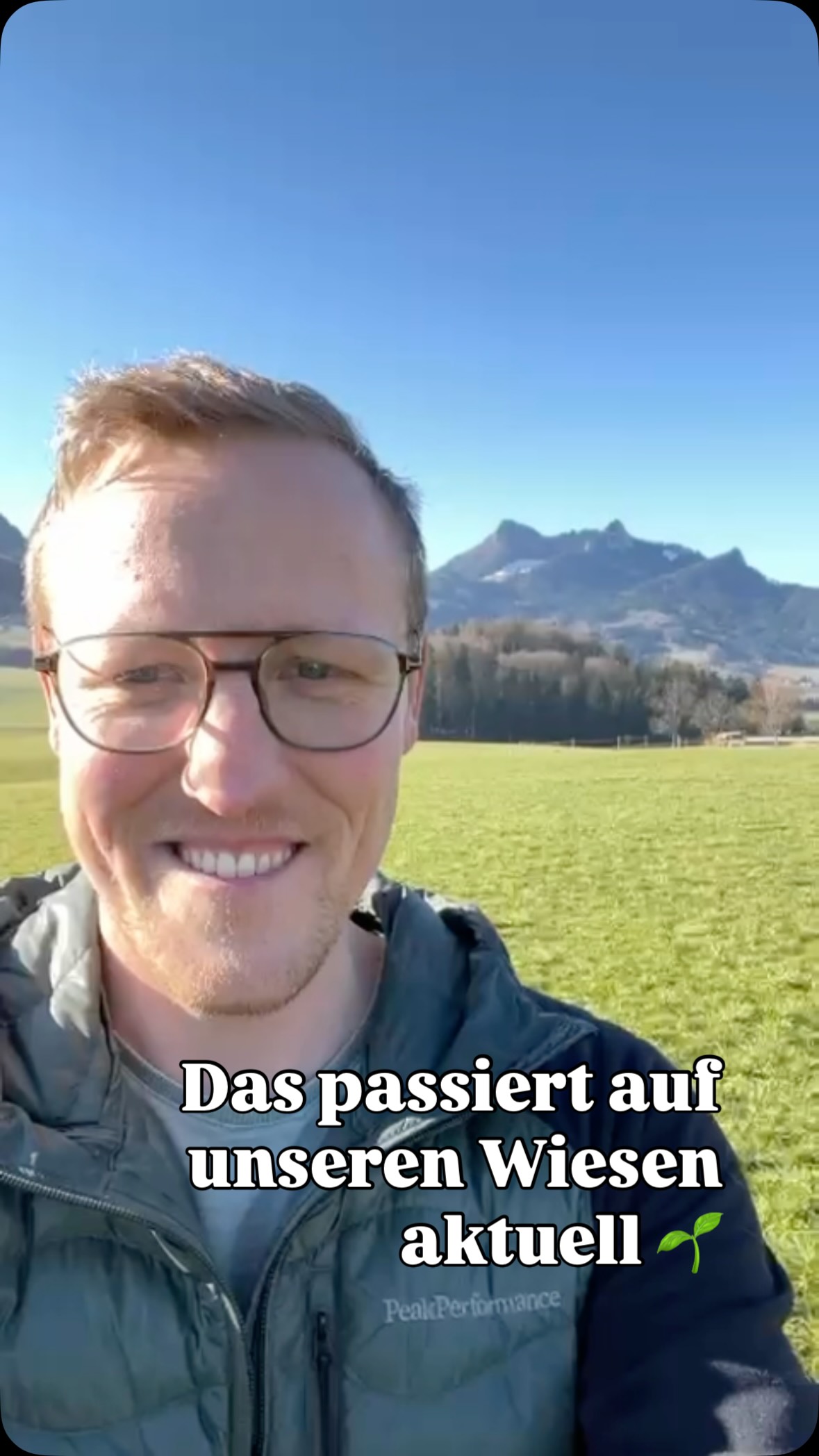 Wenn im Frühjahr die ersten warmen Tage kommen, kribbelt’s bei uns Landwirten schon wieder in den Fingern. 🌱🚜 Die Wiesen werden wach – und für uns beginnt die Zeit, in der wir die Grundlage für gutes Heu legen. 🌱 I gfrei mi jedes Jahr bärig drauf! 🤩
Eine der ersten Maßnahmen: Wir streuen Gips (Calciumsulfat) auf unsere Wiesen.
Warum? Calcium sorgt dafür, dass sich stabile Bodenkrümel bilden. Dadurch kann Wasser besser einsickern, Staunässe wird reduziert und die Gräser können tiefer wurzeln. 💧
Außerdem enthält Gips etwa 15–18 % Schwefel. Der ist wichtig für:
🌱 Eiweißbildung der Pflanzen
🌱 bessere Stickstoffverwertung
🌱 kräftiges Wachstum
Das Ergebnis: stärkere Gräser und bessere Futterqualität für eure Lieblinge. 🐰🐹🌱
Außerdem schauen wir uns nach dem Winter genau an: Löcher werden eingeebnet und nachgesät, damit das Mähwerk später sauber drüber fahren kann und kein Dreck im Heu landet. 👍
Denn gutes Heu entsteht nicht erst bei der Ernte – es beginnt schon jetzt draußen auf der Wiese. 🌿
Liebe Kollegen, was passiert bei euch aktuell auf den Feldern? 🧑🌾 Schreibt’s gern in die Kommentare! 💬
Pfiat eich und bis boid!
Johannes ✌️